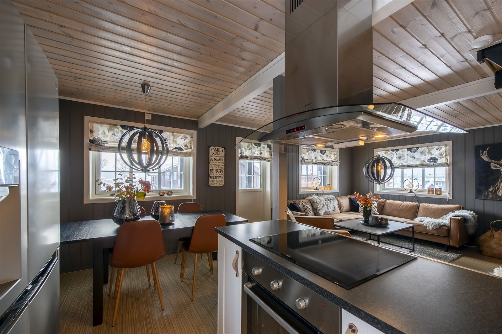 Den åpne planløsningen sørger for at man kan holde seg sosial under matlagingen. Galleribilde