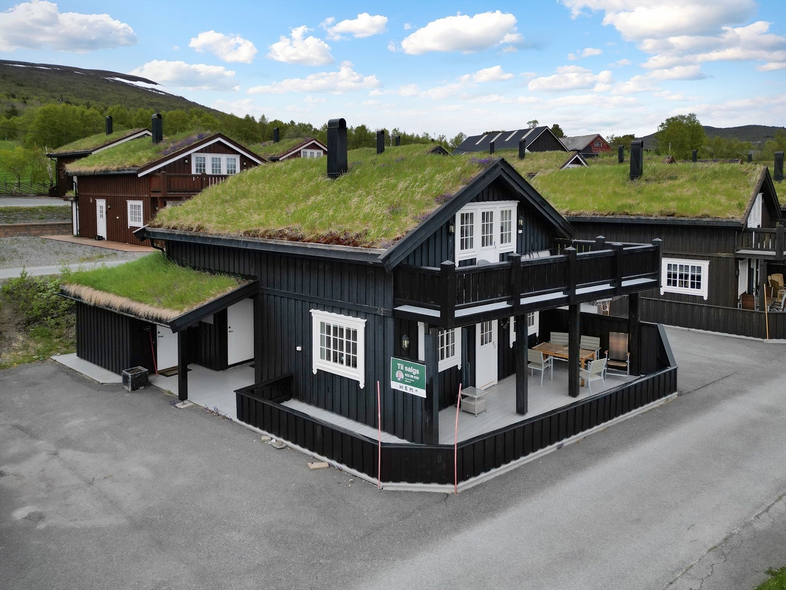 En meget flott og velholdt hytte fra 2010 med fire soverom og to stuer. Galleribilde