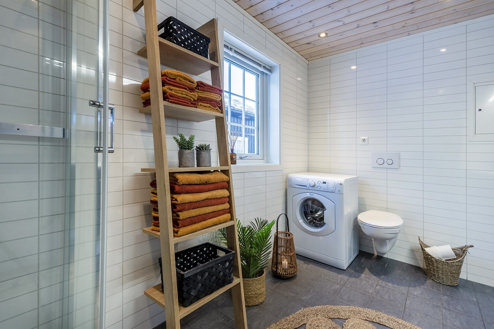 Pent og romslig bad med varmekabler i flislagt gulv. Galleribilde