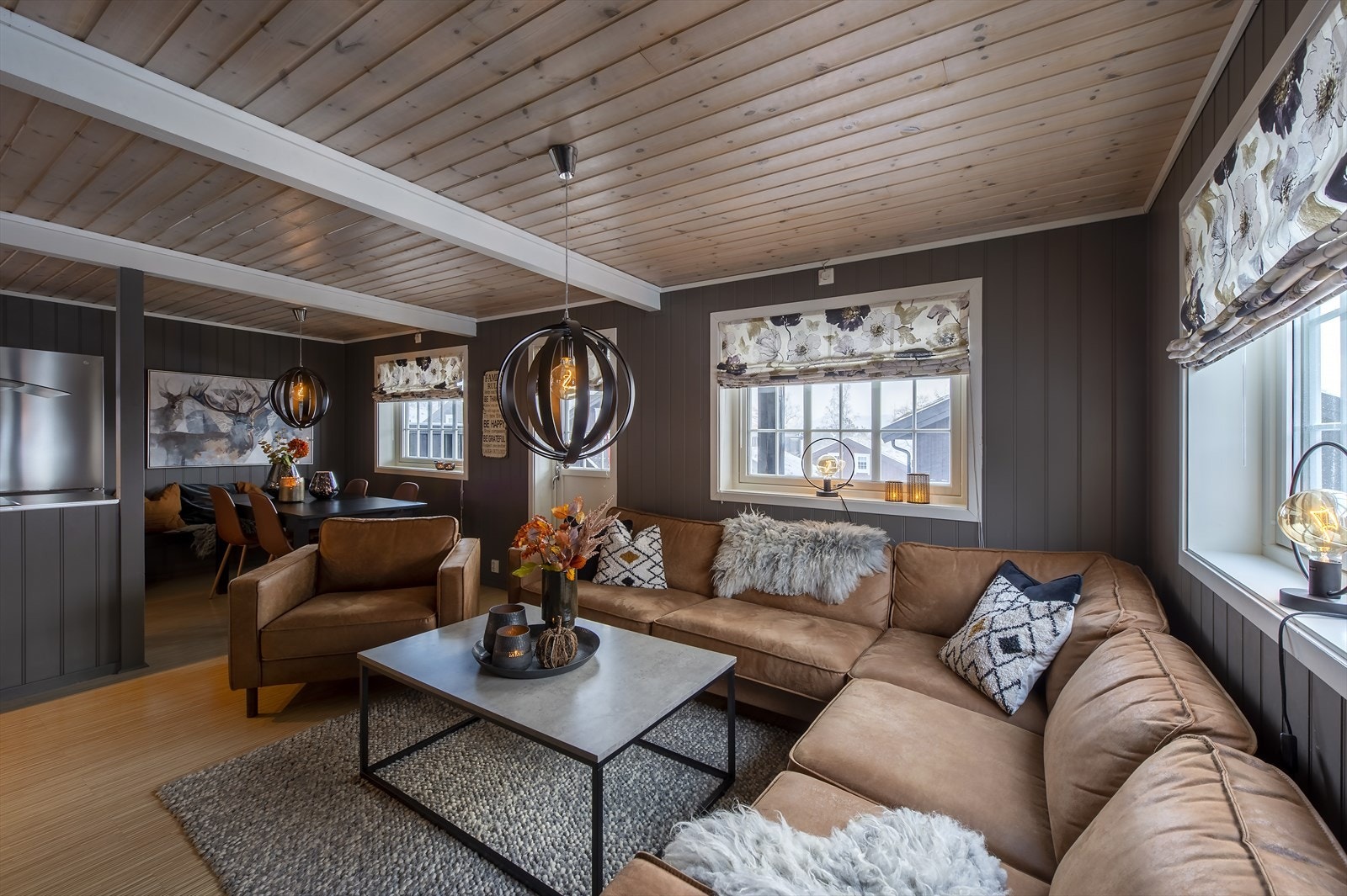 Med gulvvarme og peisovn i stuen, er man sikret både varme og god hyttestemning. Galleribilde