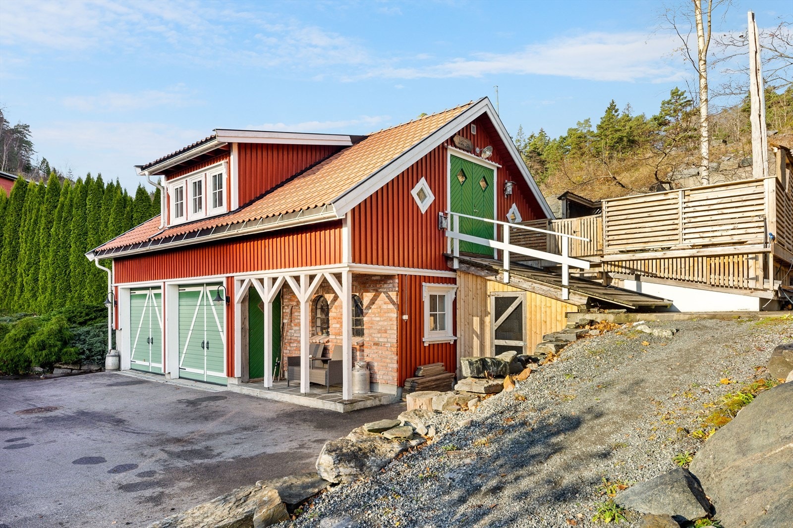 Eiendommen har frittstående dobbelgarasje med innredet loft. Galleribilde