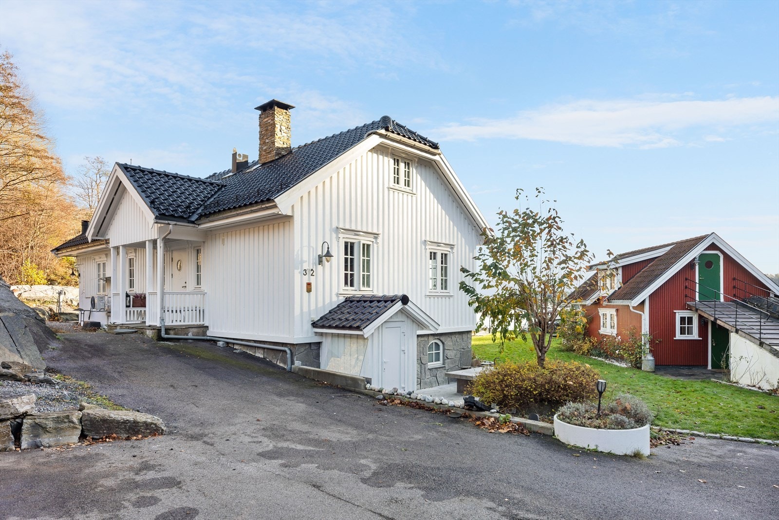 Eiendommen har stor asfaltert gårdsplass med mulighet for parkering for opptil 10 biler. Galleribilde