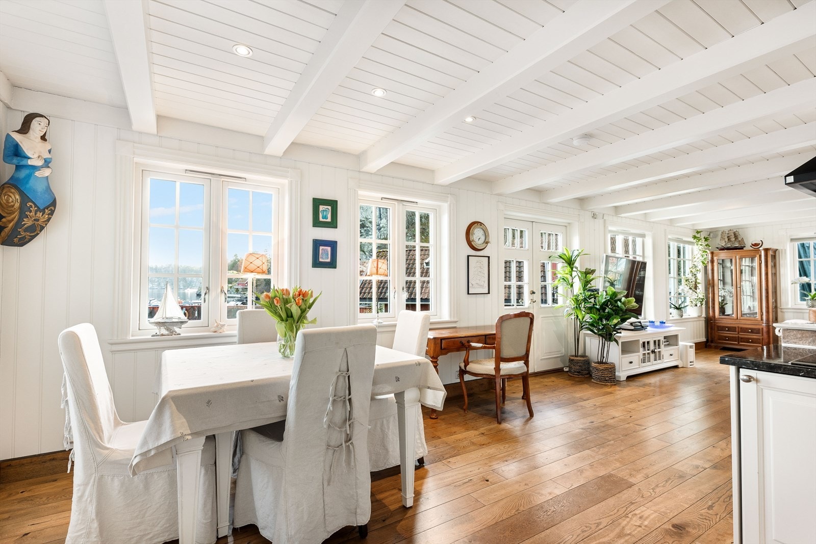 Lyse og pene overflater i stuen. Galleribilde