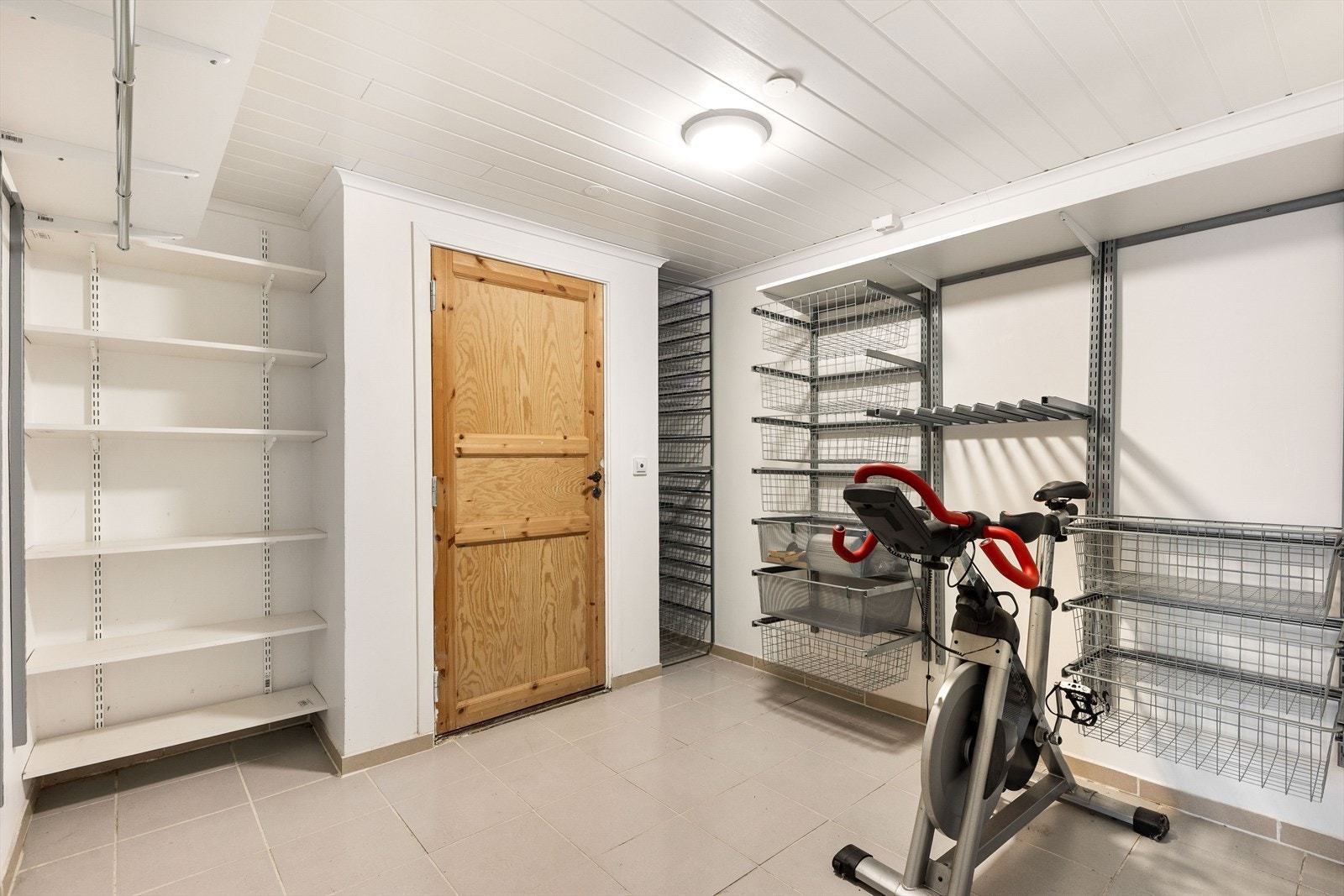 Walk- in closet i underetasjen i eneboligen med egen utgang til gårdplass. Galleribilde