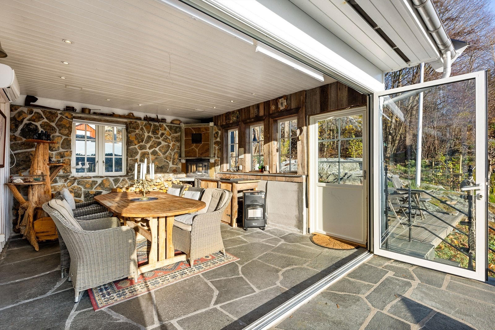 Utestue med peis. Galleribilde