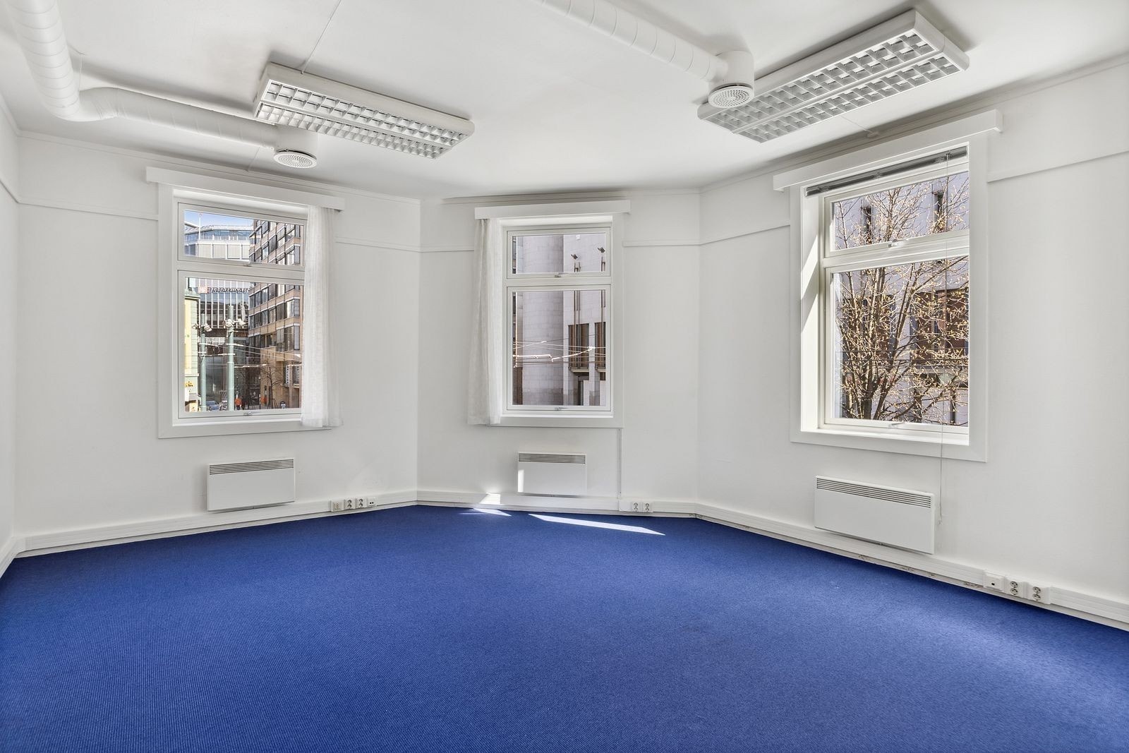 Flott hjørnekontor med utsikt mot Tinghuset Galleribilde