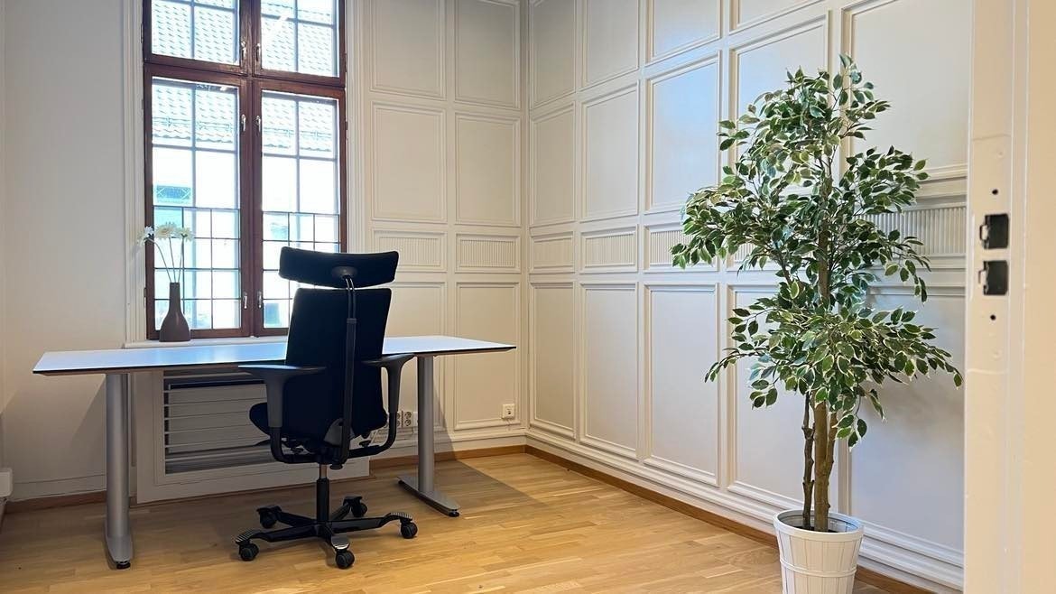 Her kan du leie kontor: Lyst og romslig i byggets 1. etasje Galleribilde
