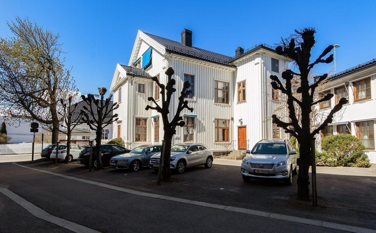 Byggets utside, egen parkering Galleribilde