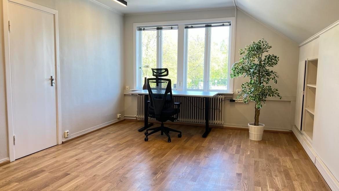 Lyst kontor i byggets 3. etasje. Galleribilde