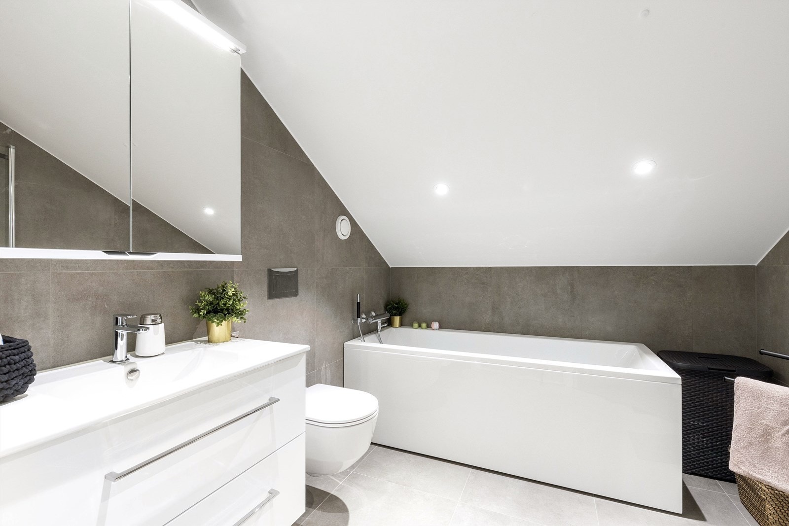 Bad i 3.etasje med badekar, toalett og innredning med servant og speilskap. Galleribilde