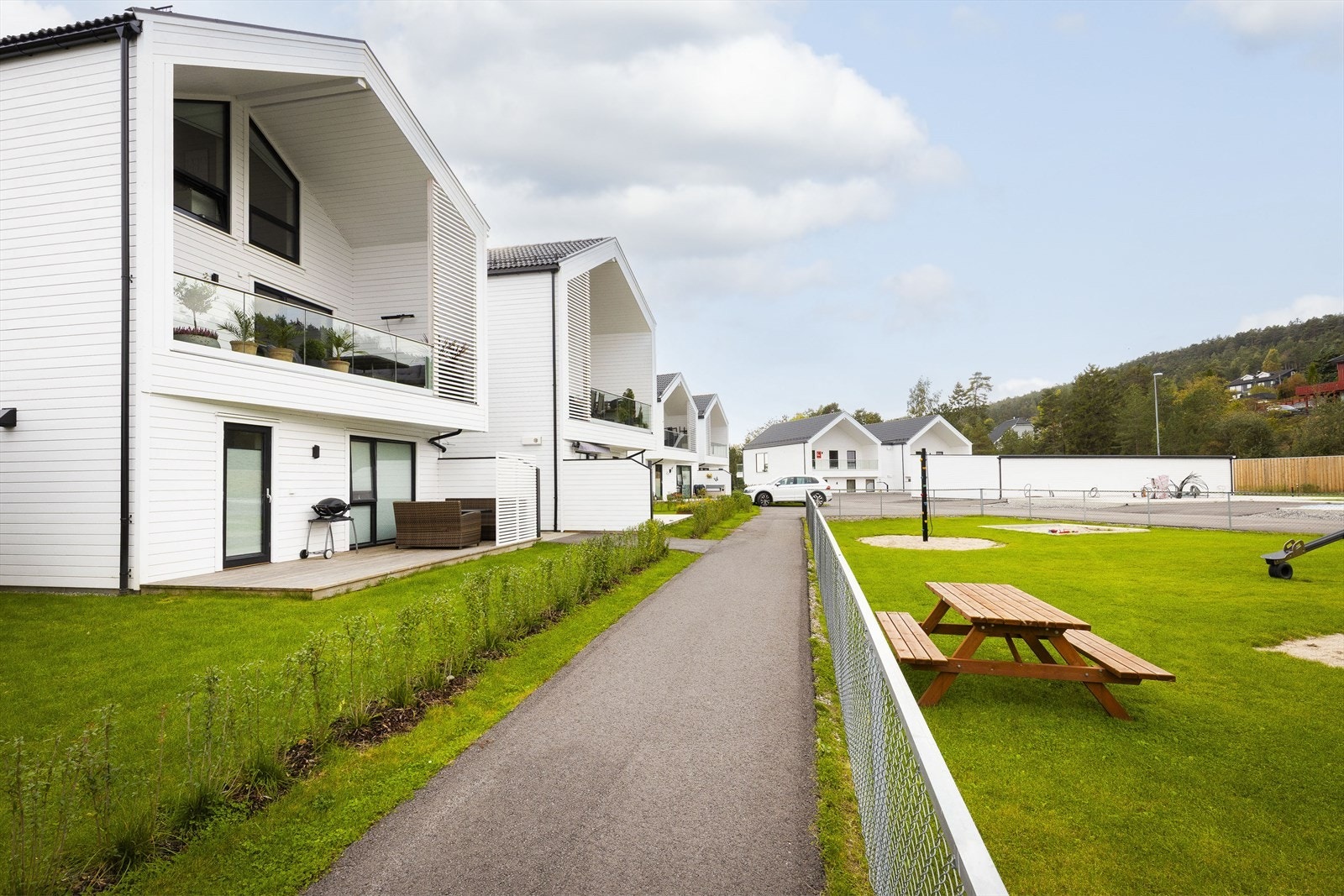 Det er asfalterte veier fra parkering til alle boligene. Galleribilde