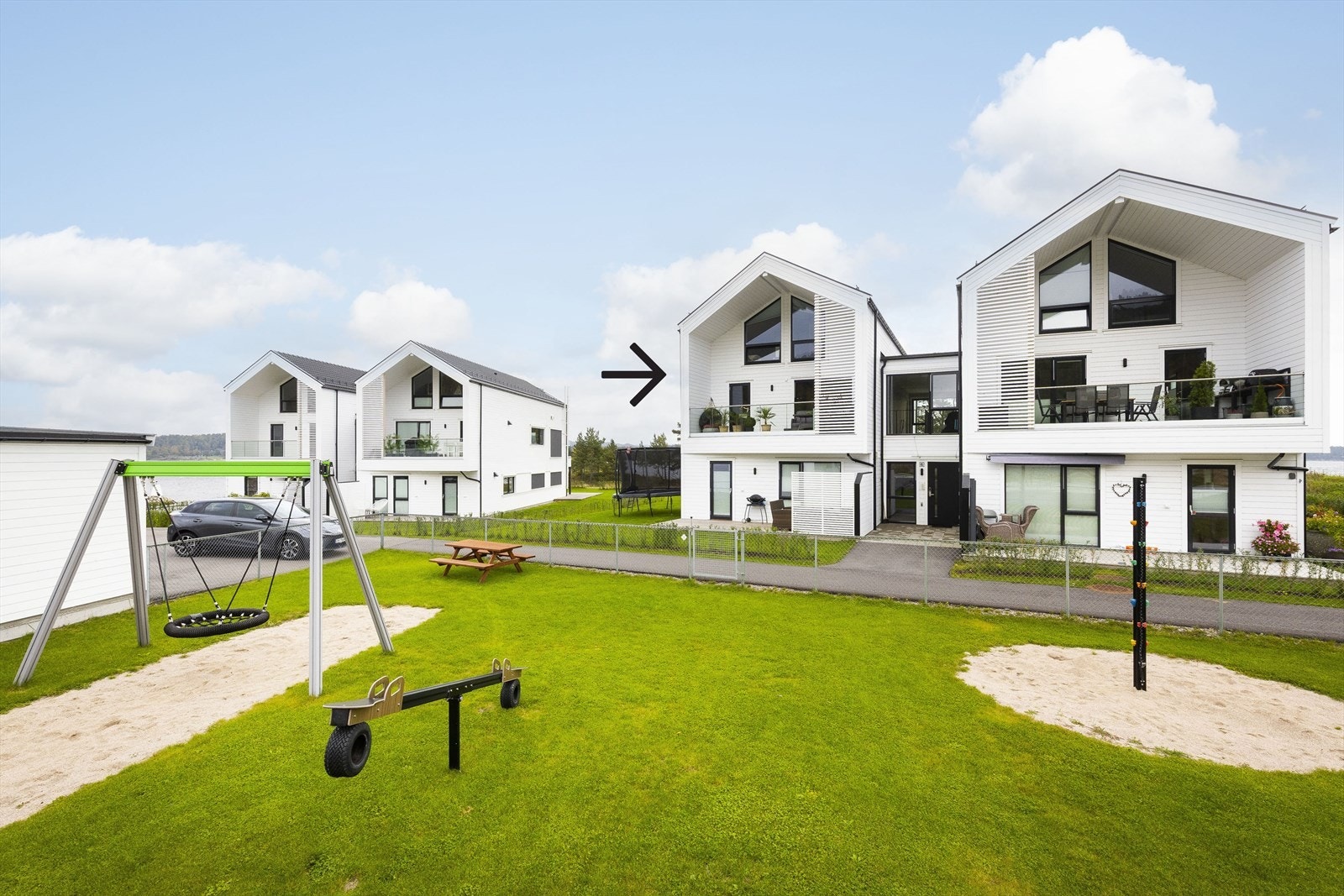 Borettslaget har en flott og inngjerdet lekeplass. Galleribilde