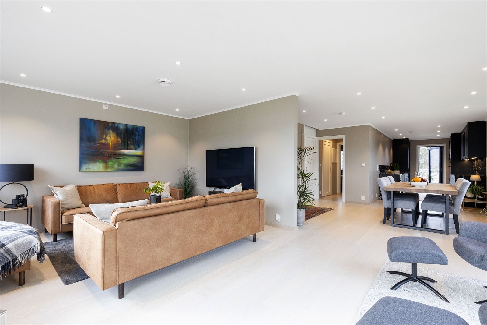 Leiligheten er gjennomgående oppgradert og har blant annet god belysning gjennom downlights i himling. Galleribilde