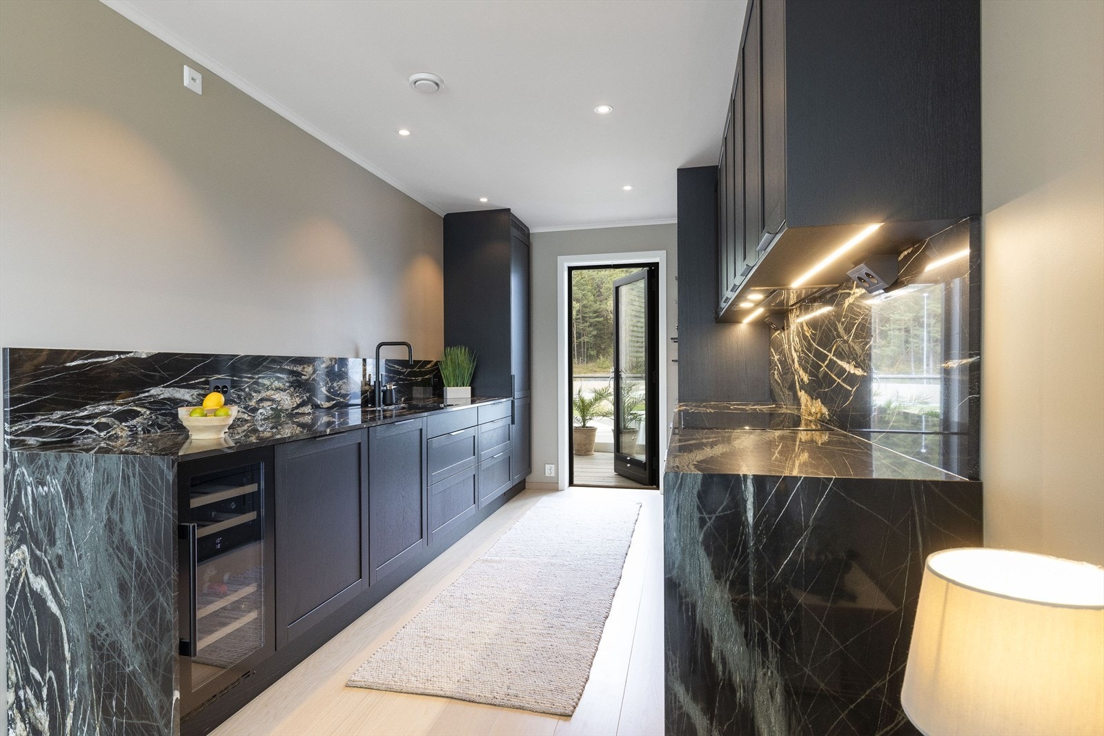 Kjøkkeninnredningen er fra Norema og har profilerte fronter. Galleribilde