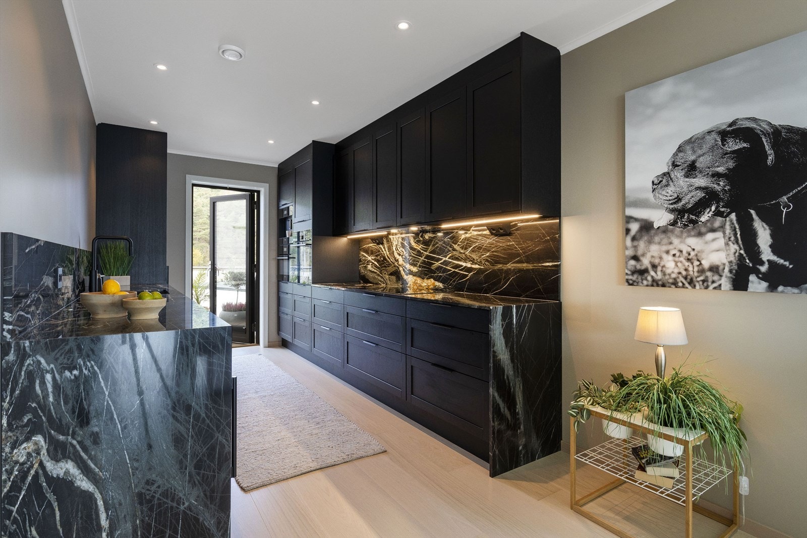 Benkeplater, sideplater og plater under overskap i stein levert av Scan Granitt. Galleribilde