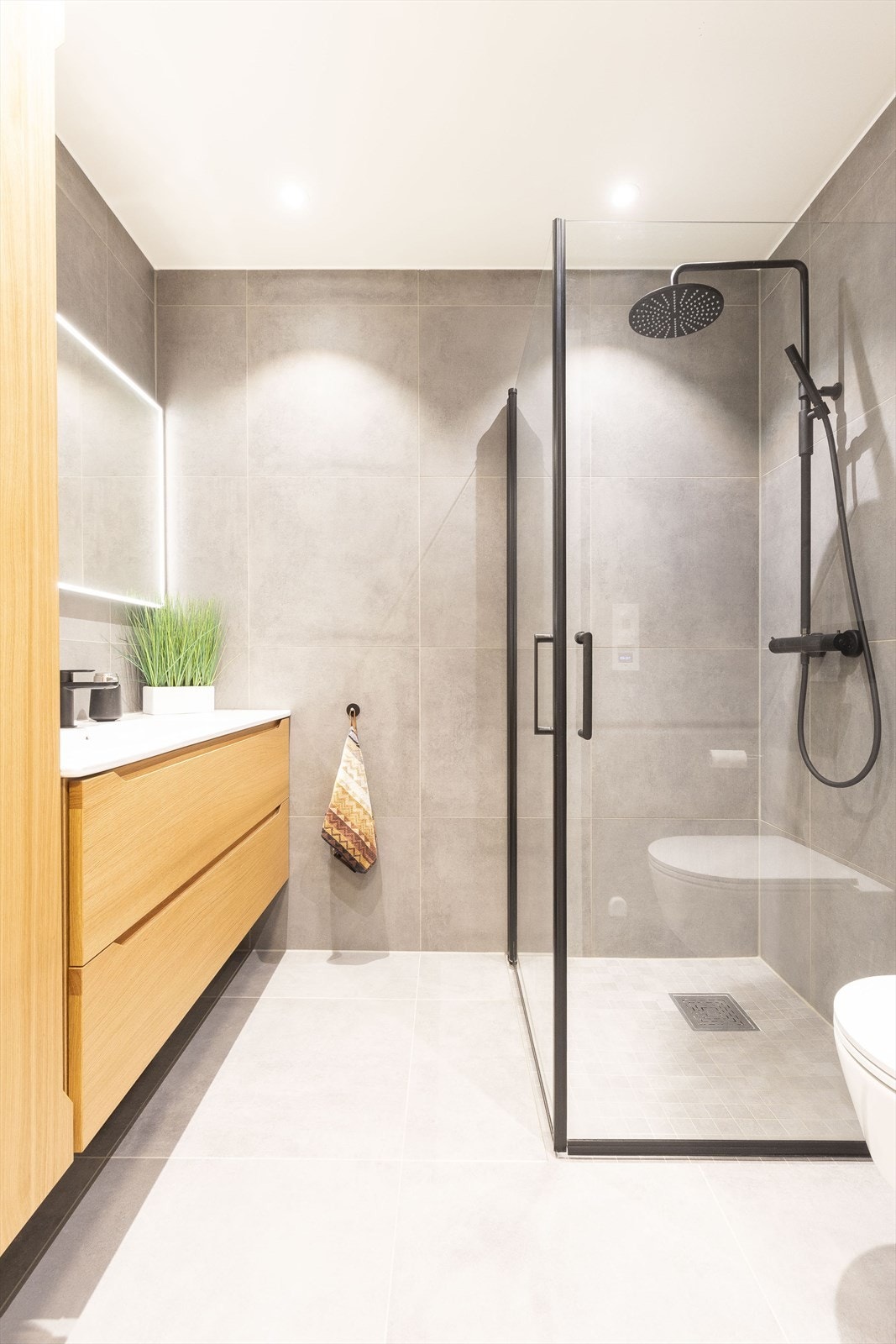 Bad i 2.etasje med oppgradert innredning fra Foss Bad. Dusjgarnityr i sort utførelse. Galleribilde