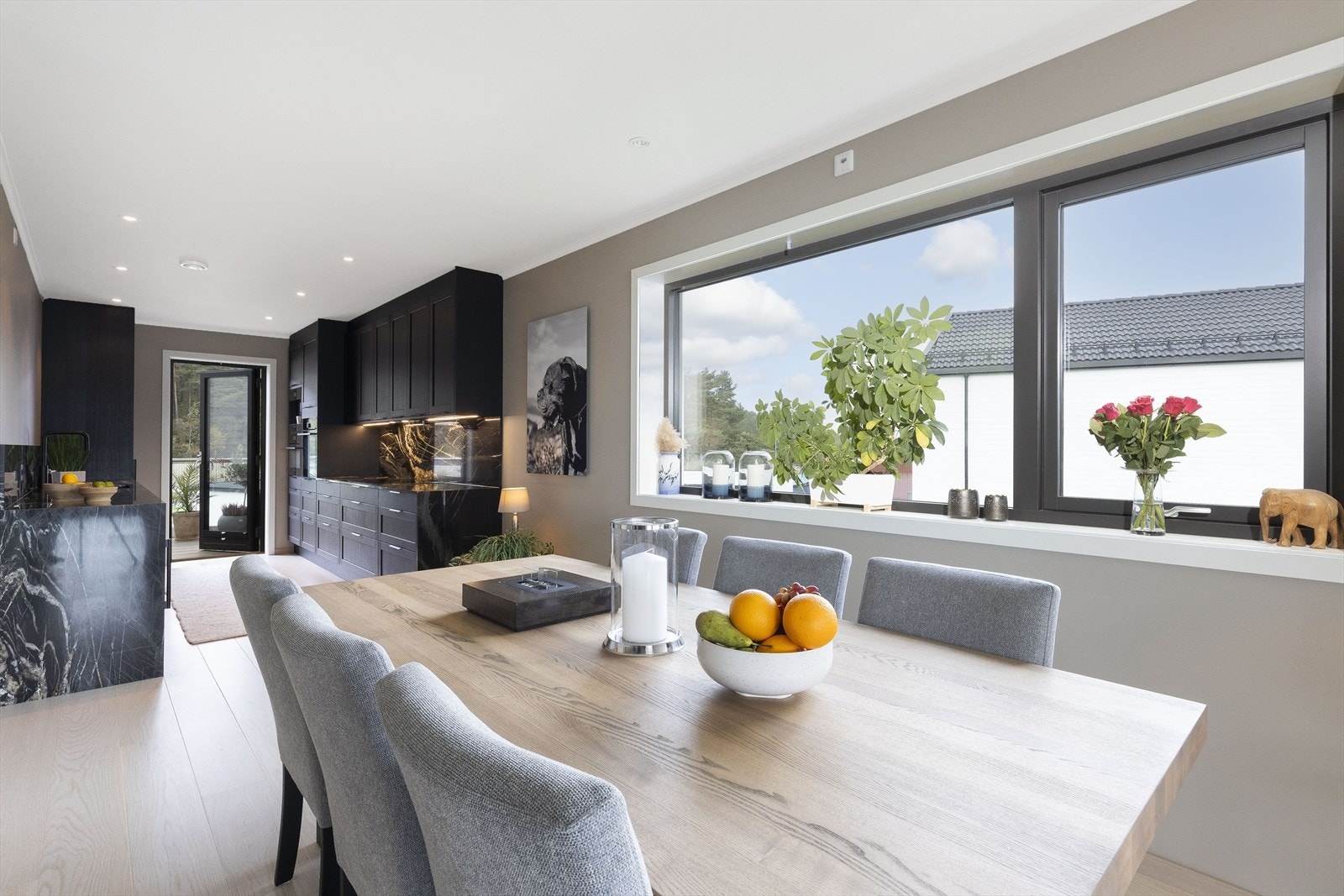 Lekker og påkostet kjøkkeninnredning. Galleribilde