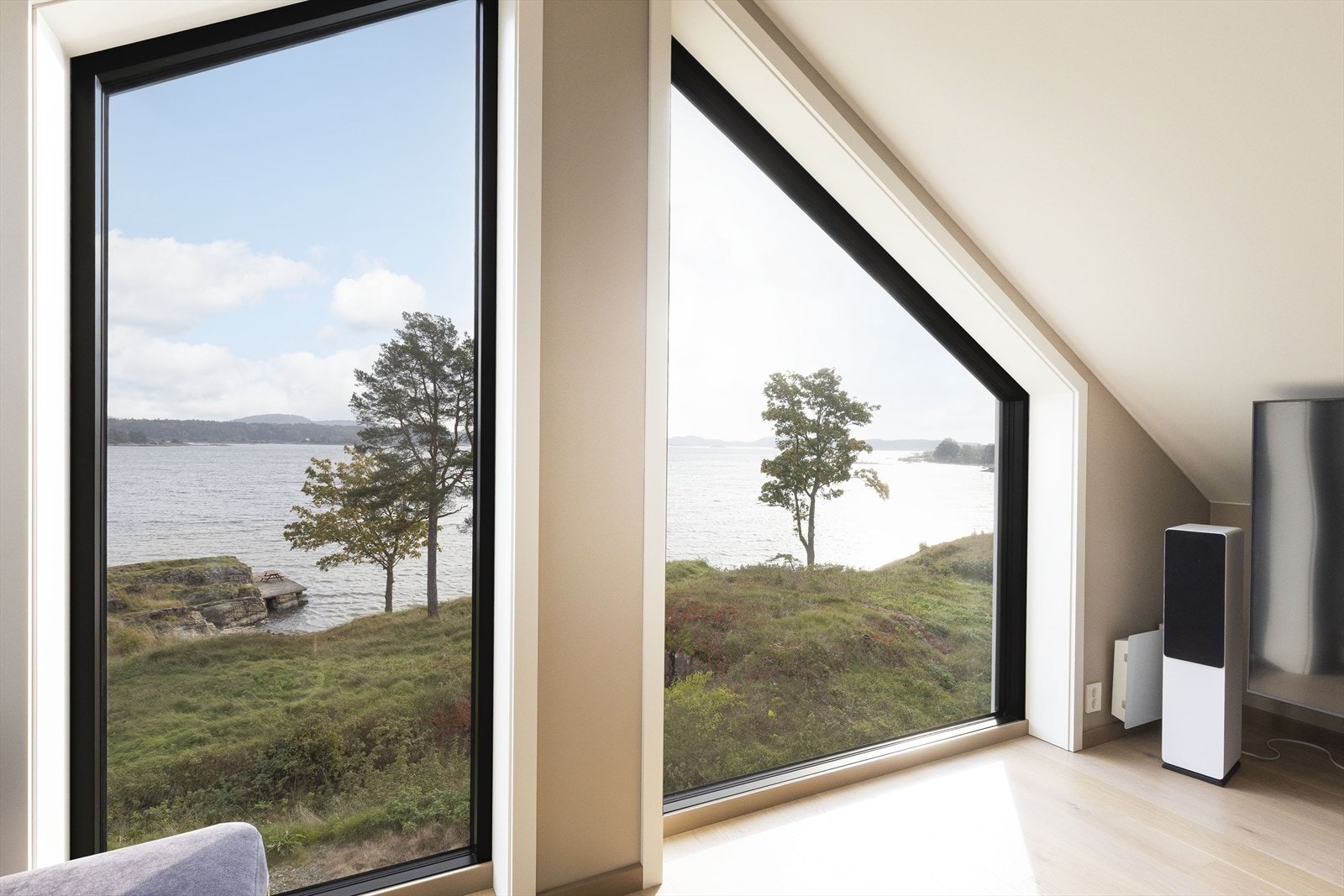 Store vinduer gir gir maksimal utnyttelse av den fantastiske sjøutsikten. Galleribilde