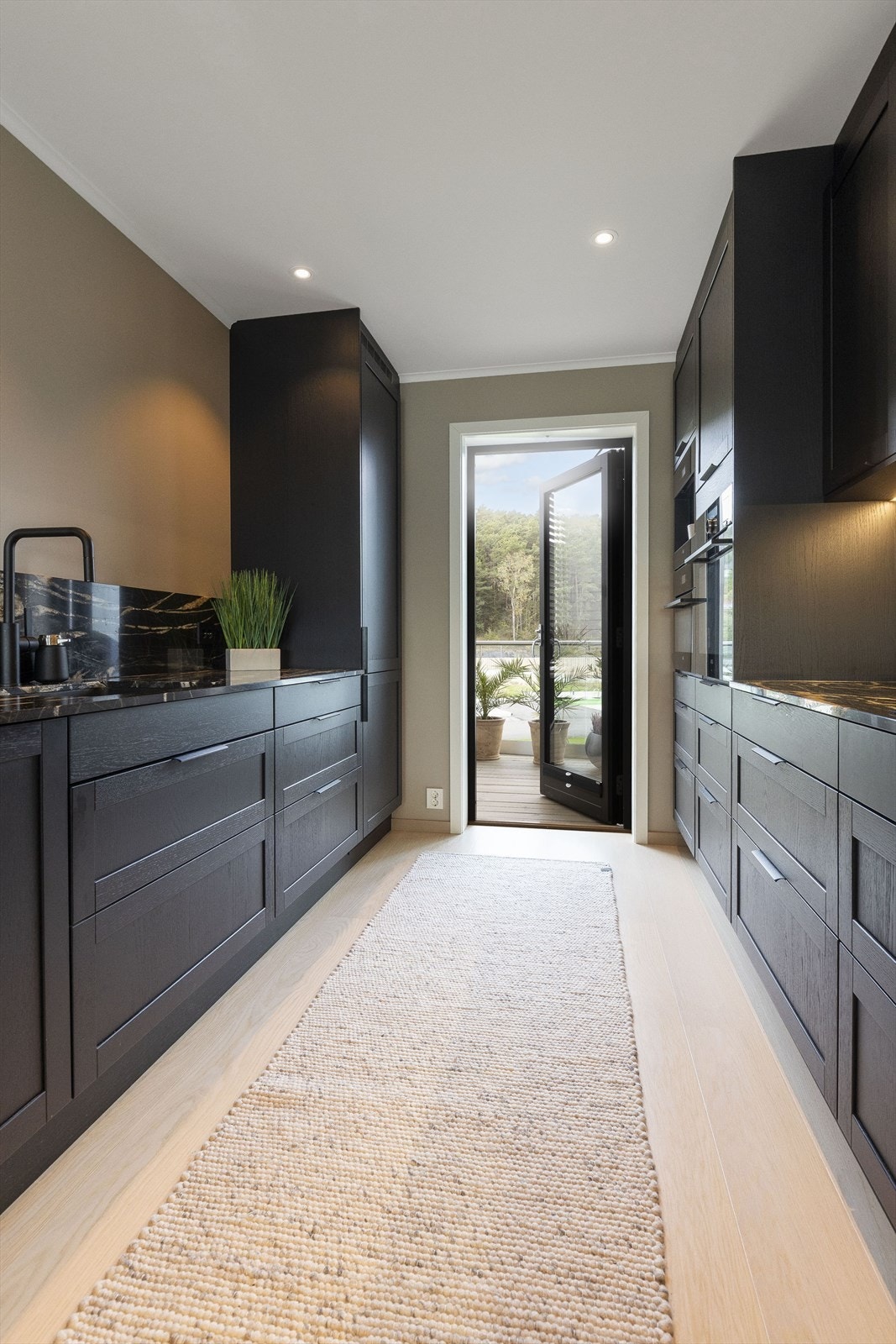 Utgang fra kjøkken til balkong. Galleribilde