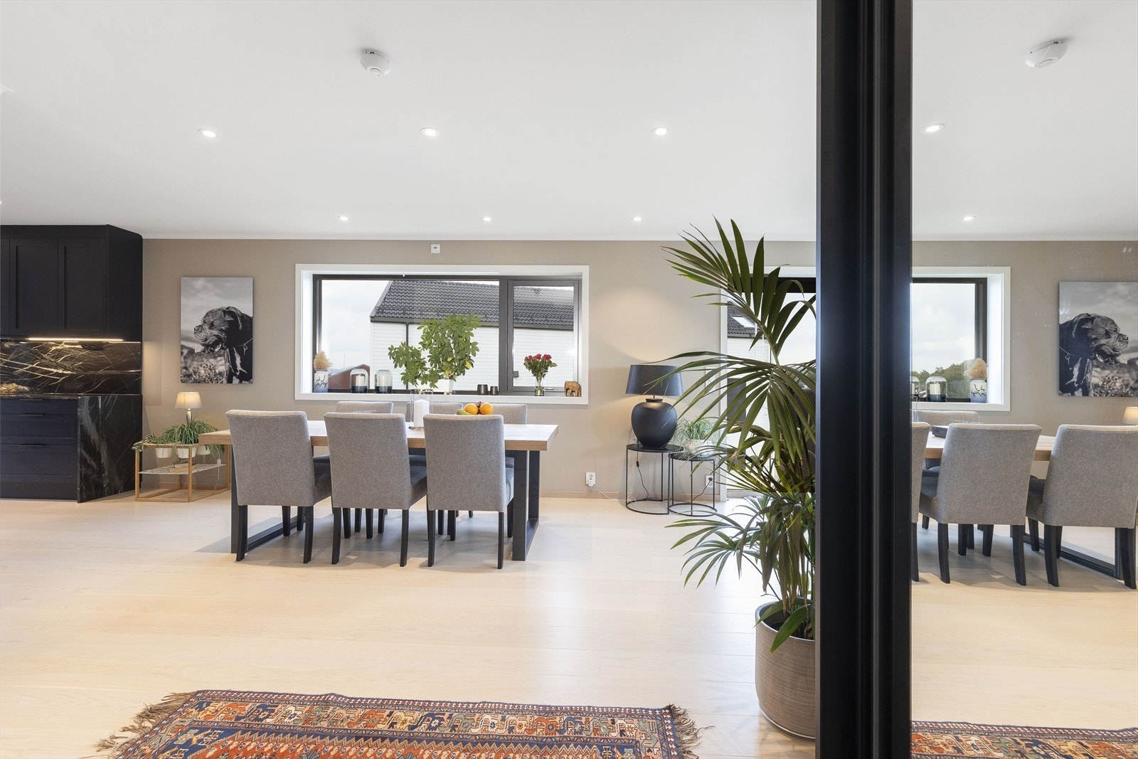 Slette fine overflater malt i en lun og behagelig fargepalett. Galleribilde