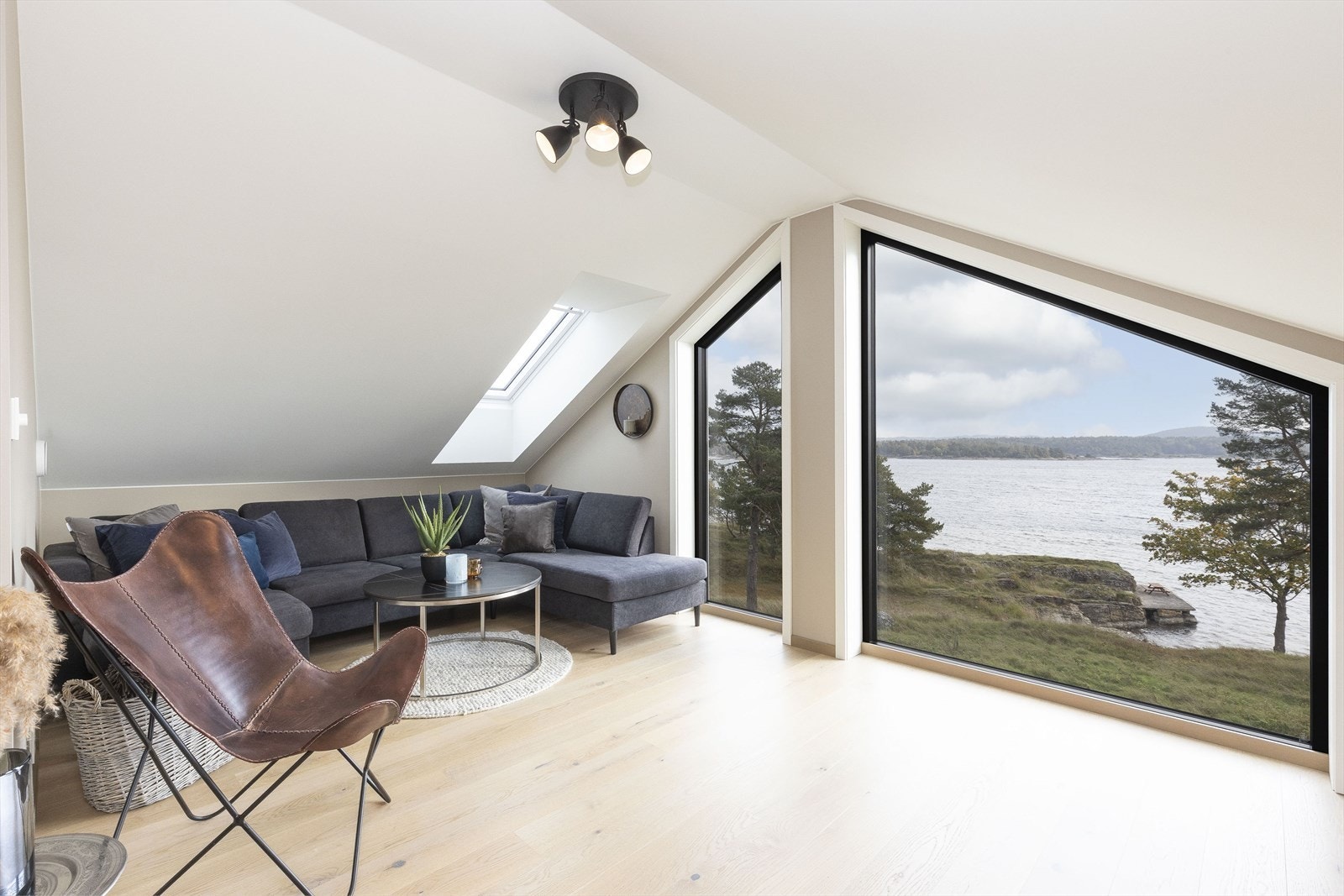 Rommet benyttet idag som loftstue, men kan også brukes som soverom. Magisk utsikt å våkne til. Galleribilde