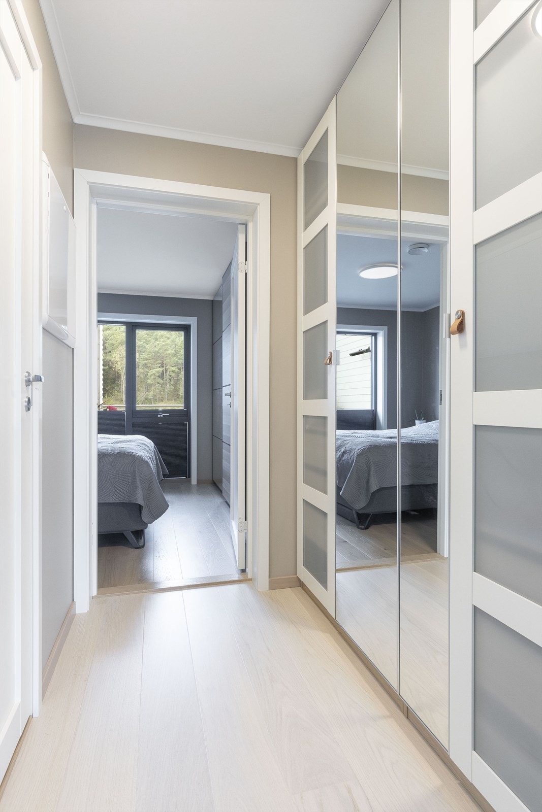 Det er satt inn skyvedørsgarderobe i gang inn til soverom i 2.etasje. Galleribilde