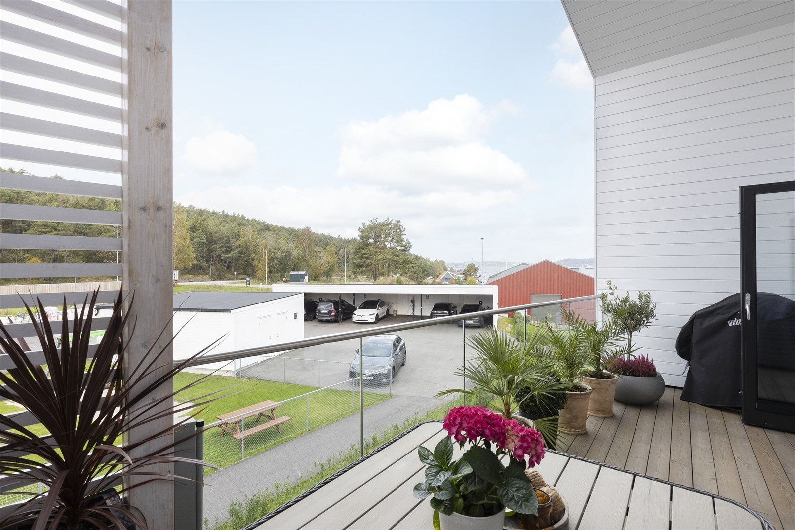 Hver leilighet disponerer en carport med bod i bakkant. Galleribilde