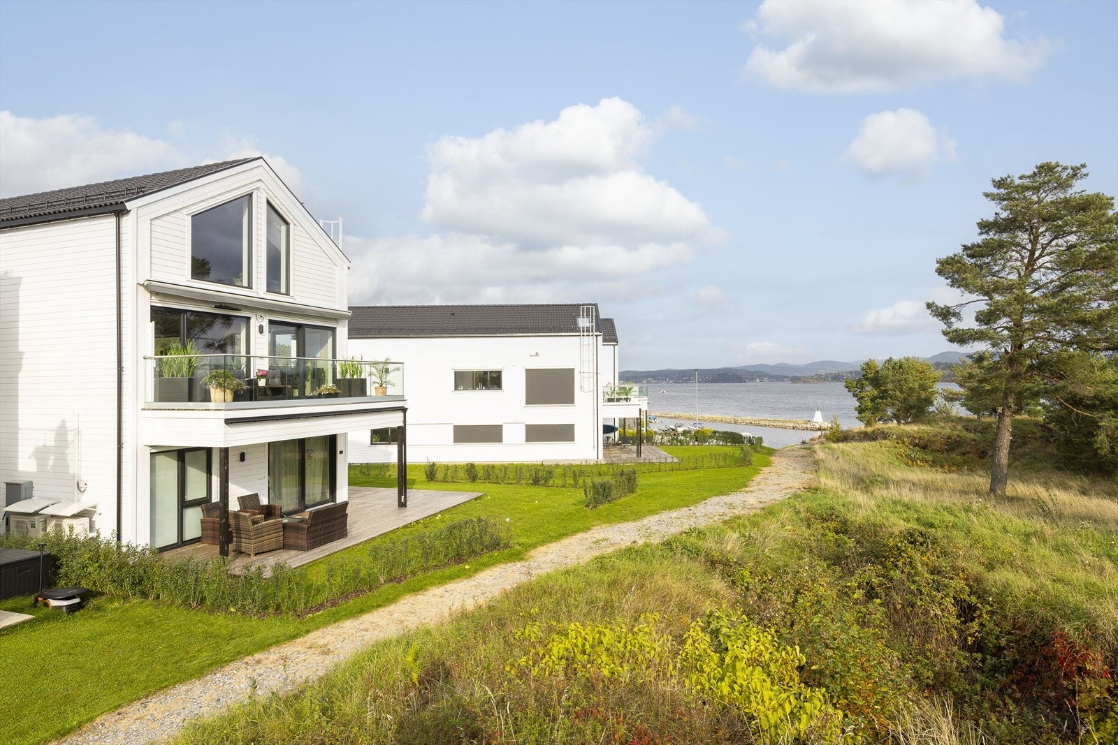 Alle boligene har uteplass vendt mot sjøen. Galleribilde