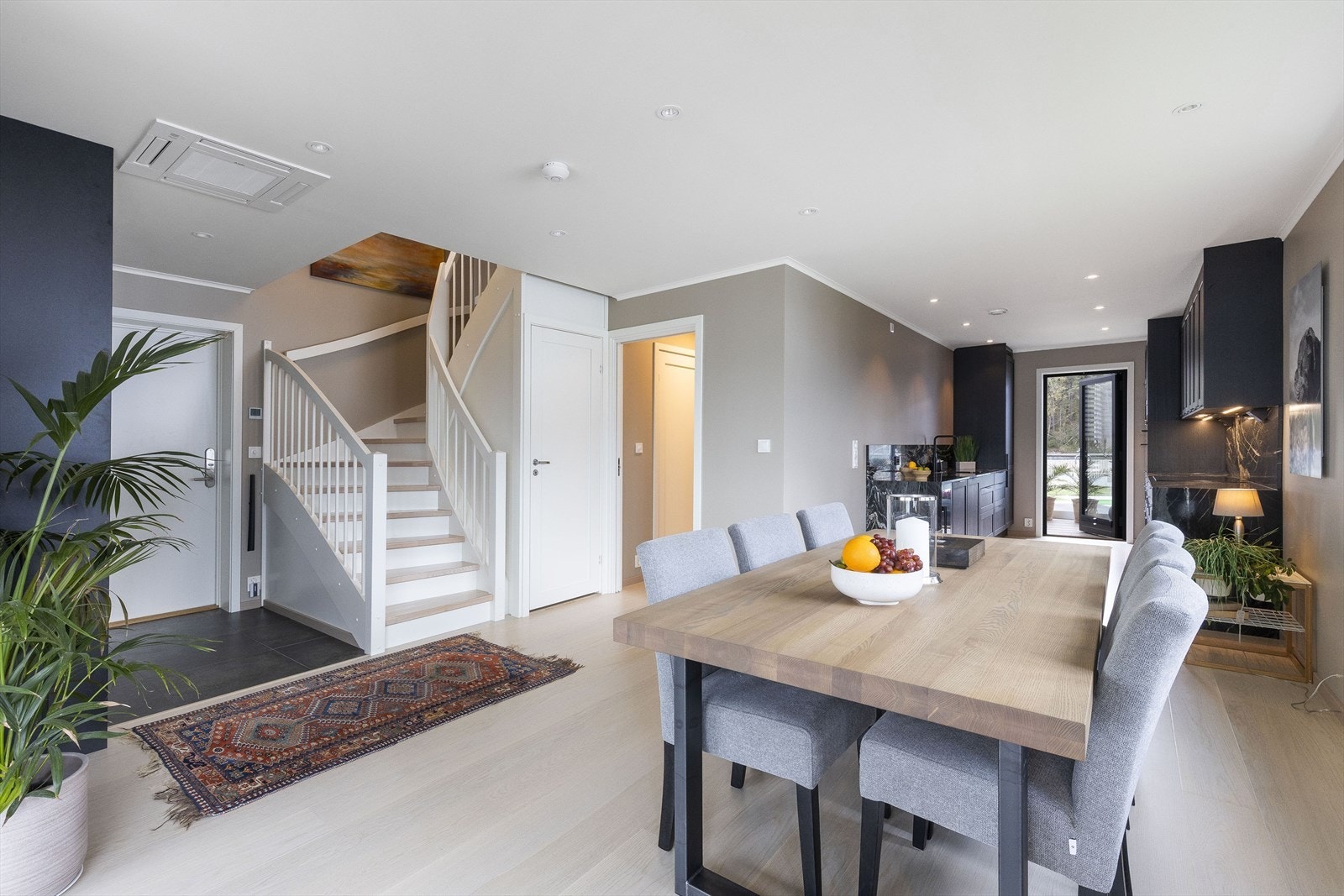 Det er lagt flis med varme på gulv i entré. Galleribilde