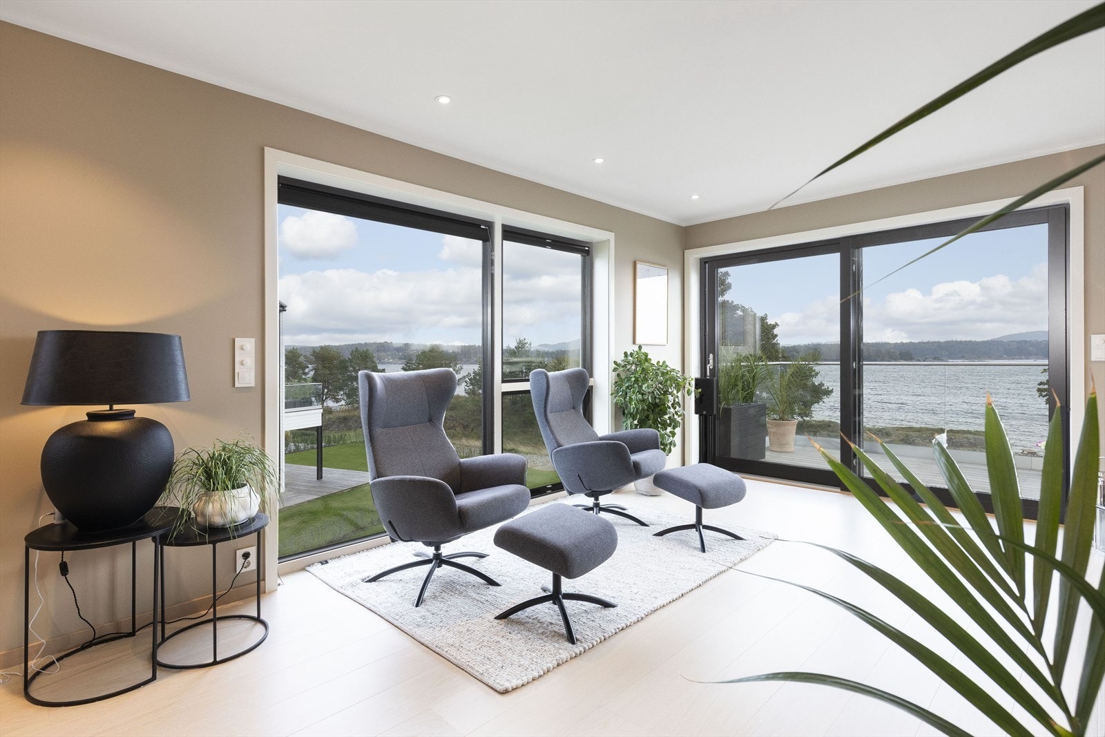 Fra stuen er det utgang til solrik balkong. Galleribilde