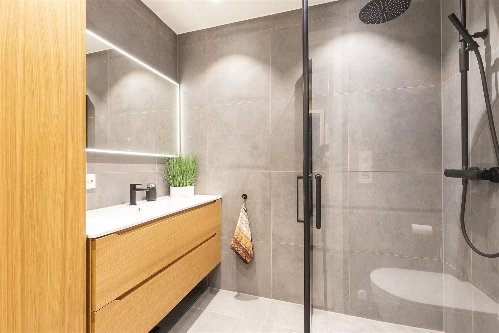 Stort speil med LED-lys. Galleribilde