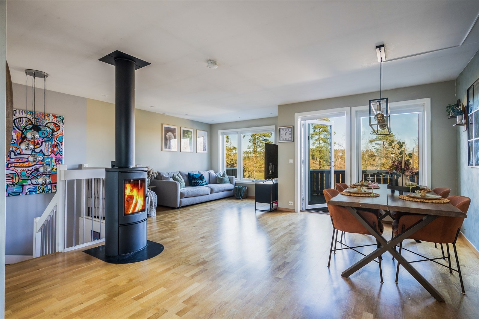 Åpen stue- og kjøkkenløsning med store vindusflater som gir et lyst og trivelig innemiljø. Det er god plass til både sofa og spisebord. Galleribilde