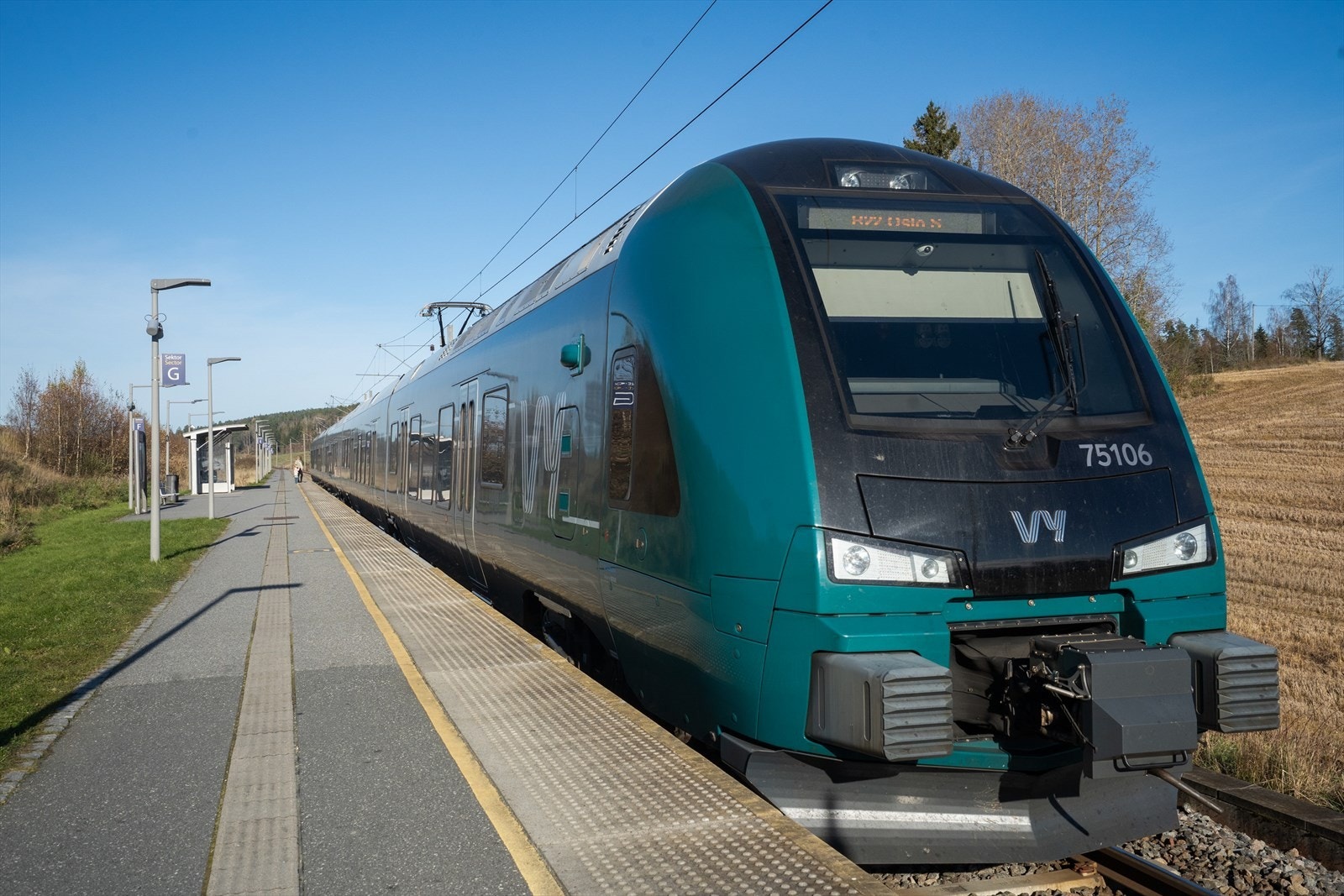 Det er ca. 950 meter til Knapstad stasjon hvor toget har hyppige avganger. Toget bruker ca. 19 minutter til Ski og 33 minutter til Oslo. Galleribilde