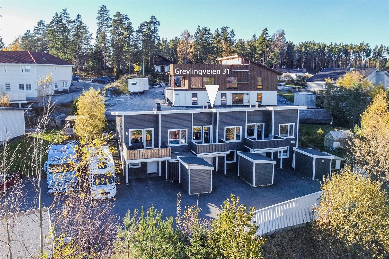 DNB Eiendom ved Joachim Hoff har gleden av å presentere Grevlingveien 31. Et pent rekkehus over 2 plan med solrike uteplasser, bod og parkeringsplass. Galleribilde