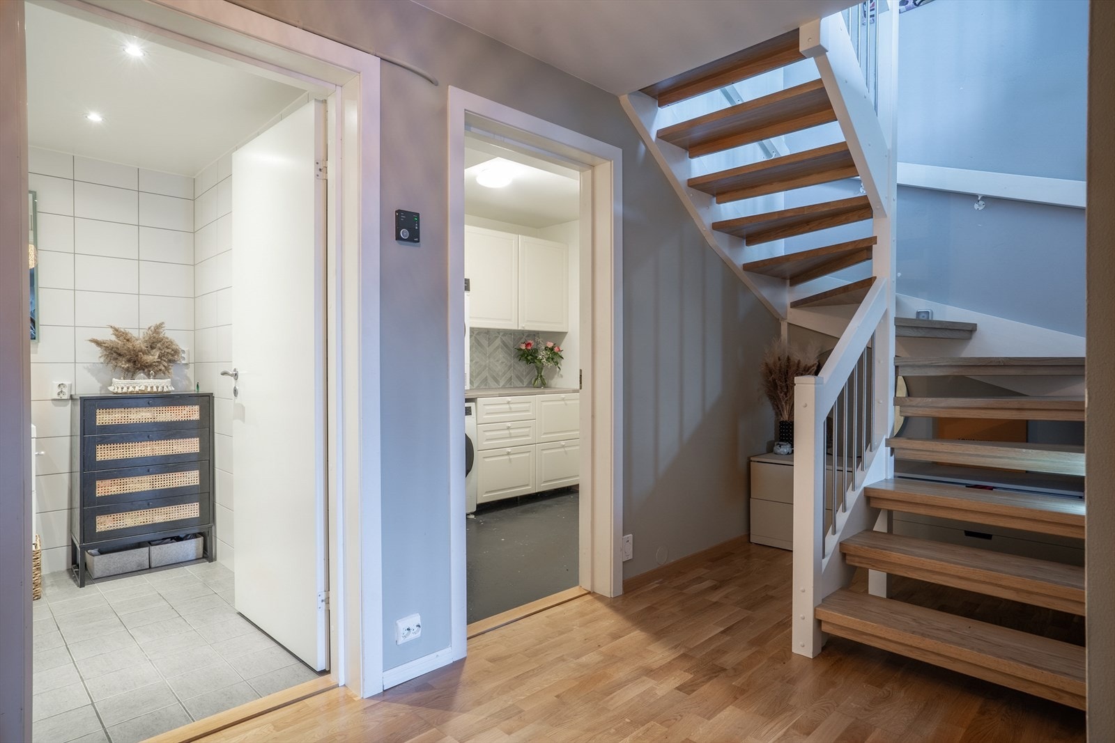 Trapperom med plass til oppbevaring under trapp. Galleribilde