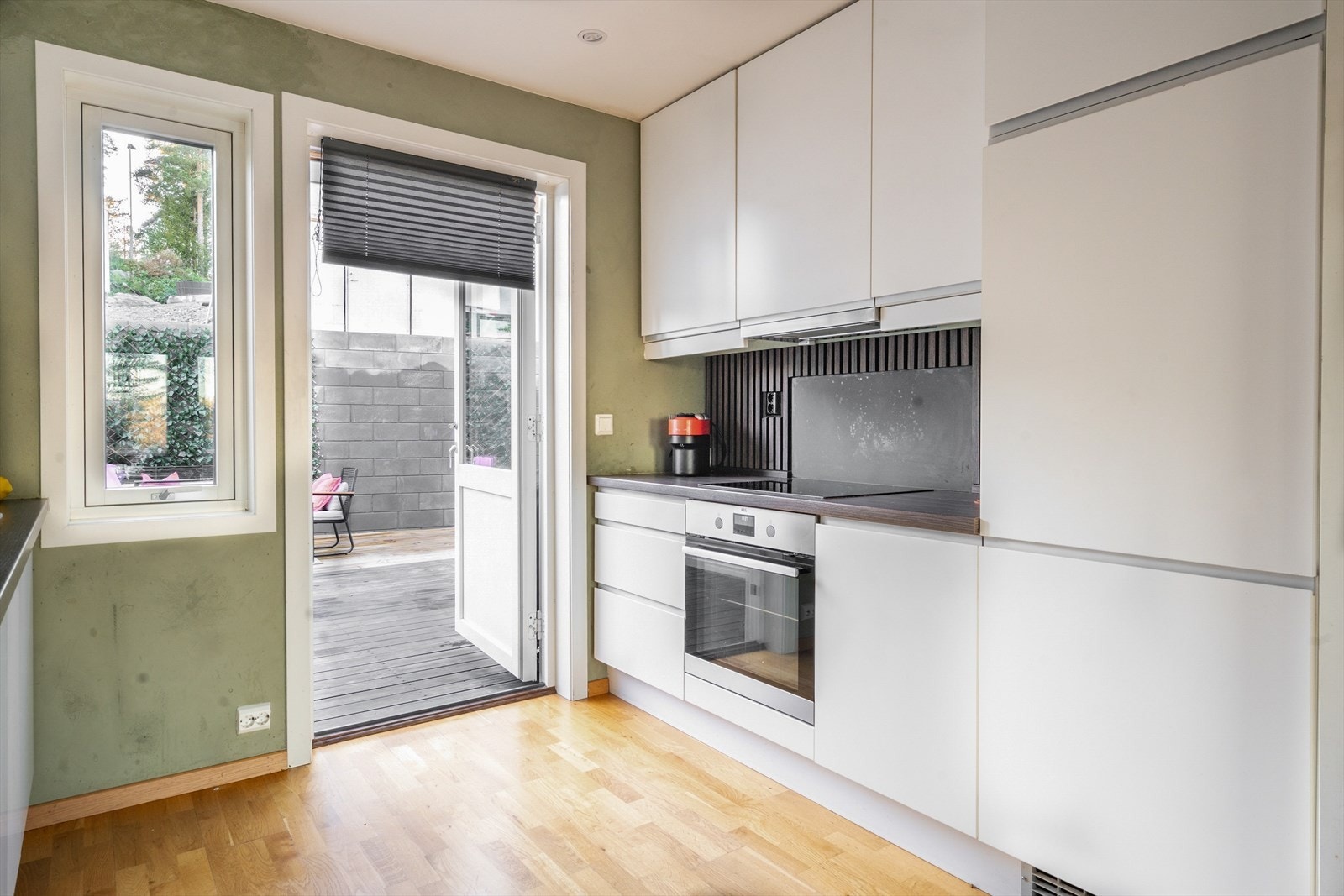 Det er utgang fra kjøkken til solrik og skjermet uteplass. Galleribilde