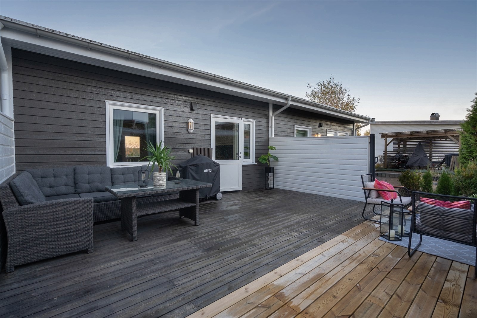 Stor, solrik uteplass på 36 m². Galleribilde