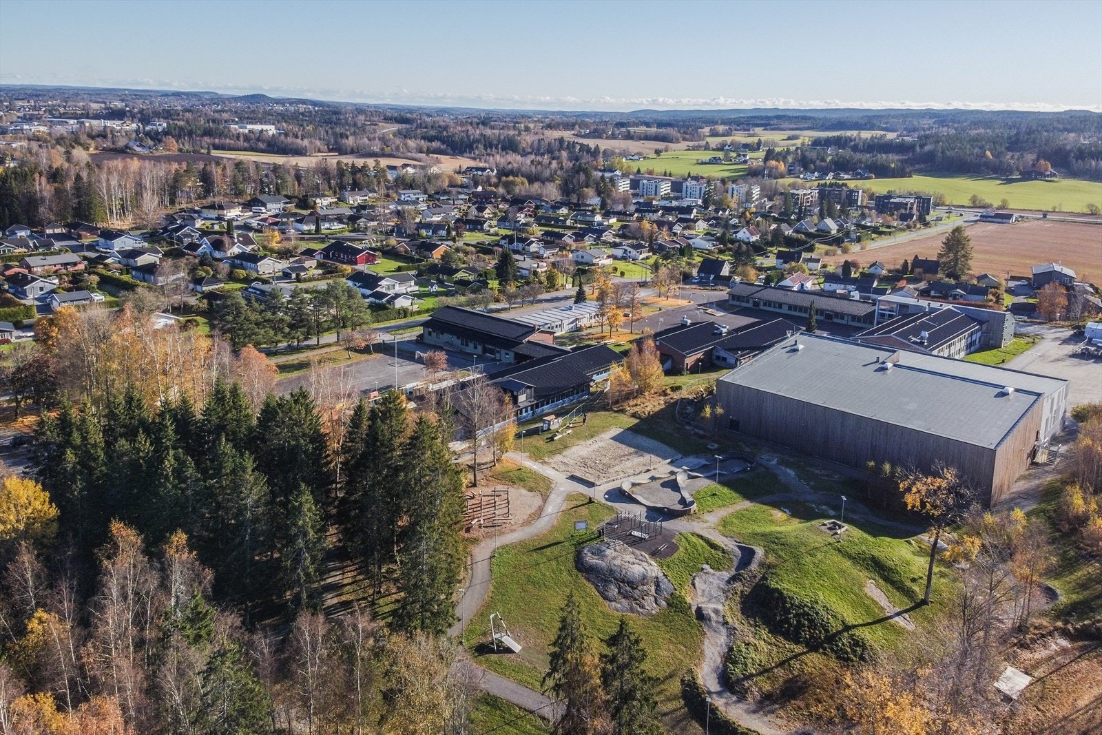 Det er ca. 800 meter til Knapstad barne- og ungdomsskole med den nye Knapstadhallen. Galleribilde