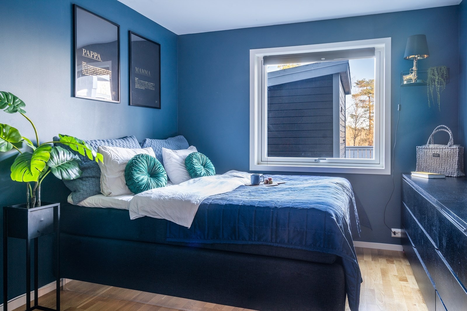 Soverom 2 har parkett på gulv og malte, glatte flater. Det er god plass til seng og oppbevaring. Galleribilde