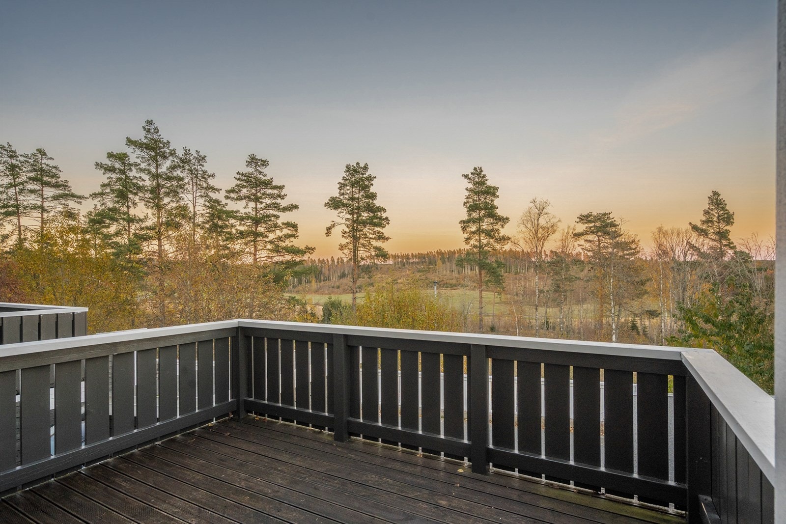 Det er utgang fra stue til balkong på 9 m². Balkongen har flotte sol- og utsiktsforhold. Galleribilde