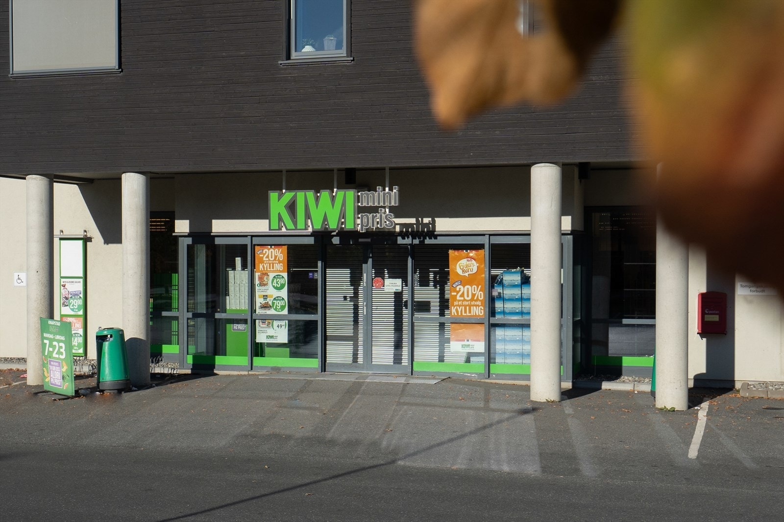 Det er ca. 1,5 km til nærmeste matbutikk. Ønsker du et større utvalg kan du ta turen til Spydeberg, Askim eller Ski. Galleribilde