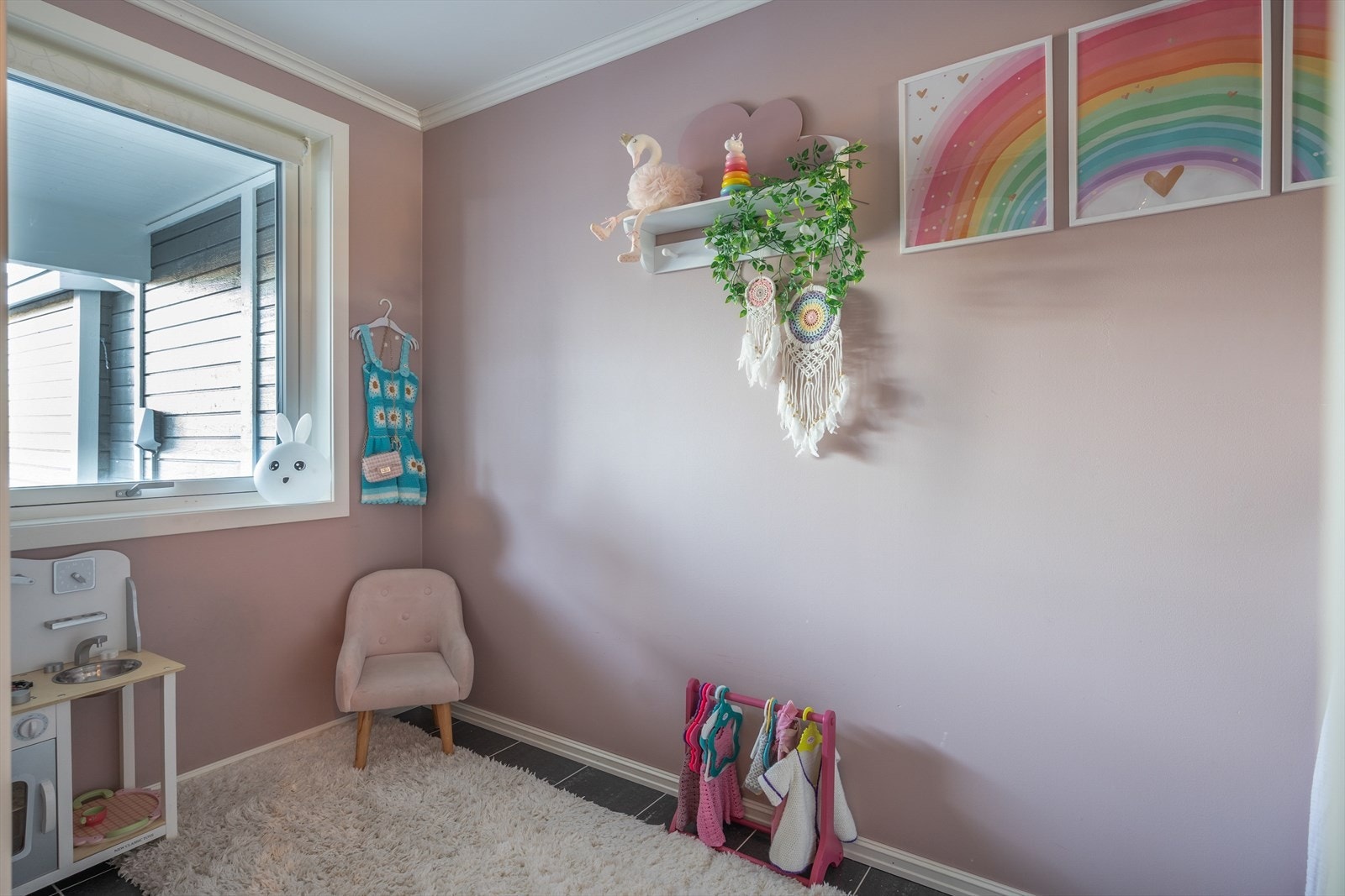 Soverom 1 har flislagt gulv og malte glatte flater. Det er god plass til seng og oppbevaring. Galleribilde