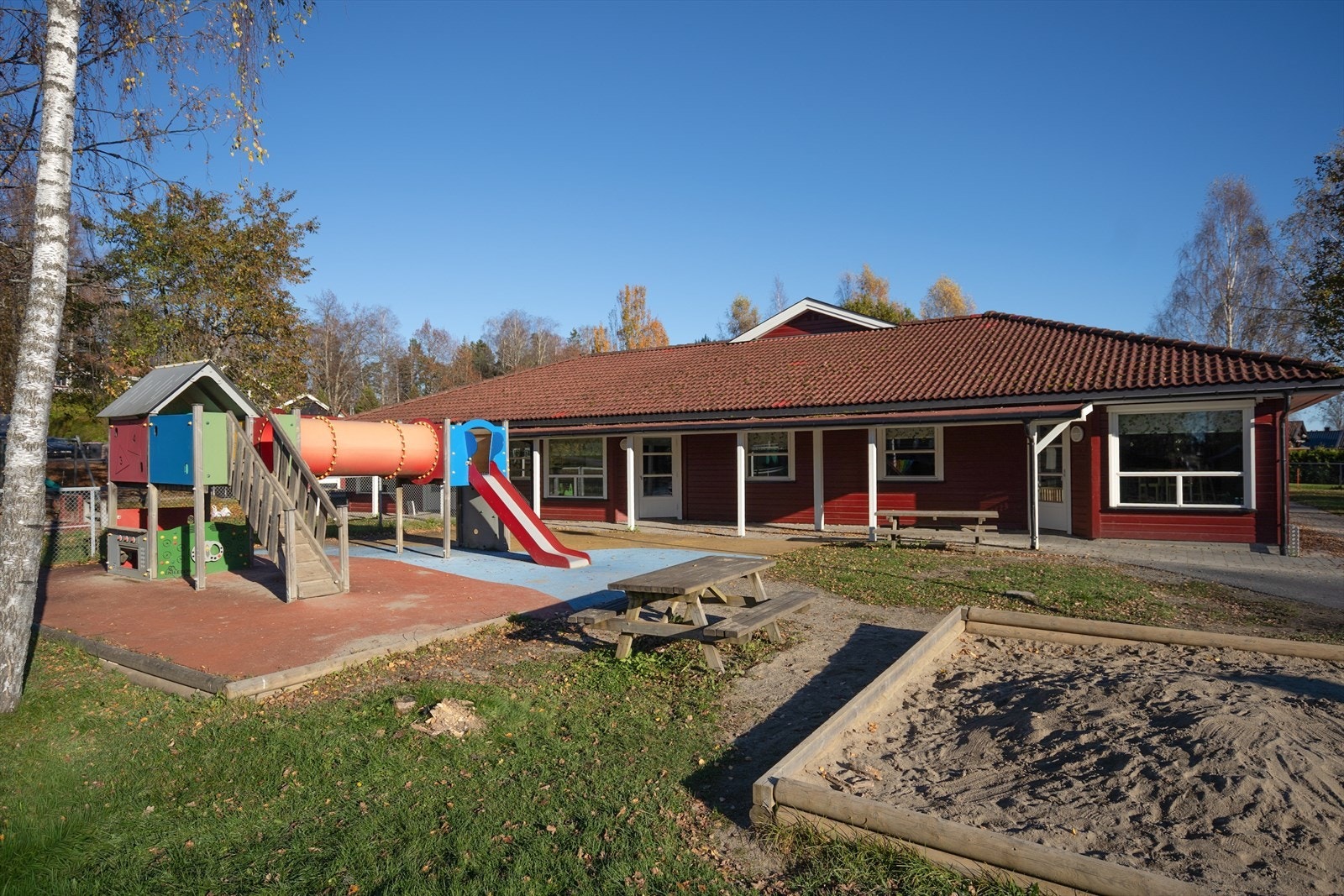 Det er ca. 550 meter til Bekkeblomen Barnehage som er en koselig barnehage med 8 avdelinger fordelt på 2 hus. Galleribilde