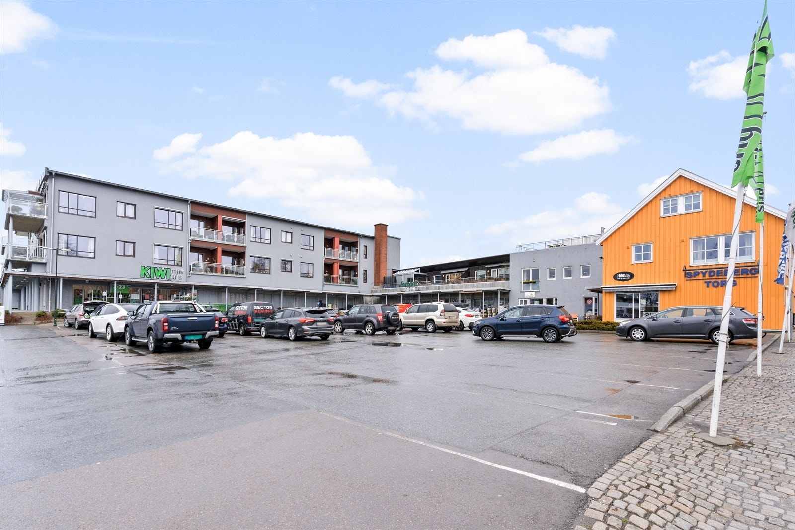 Det er ca. 5 km. til Spydeberg sentrum som har et fint utvalg av butikker, spisesteder og servicefunksjoner. Galleribilde