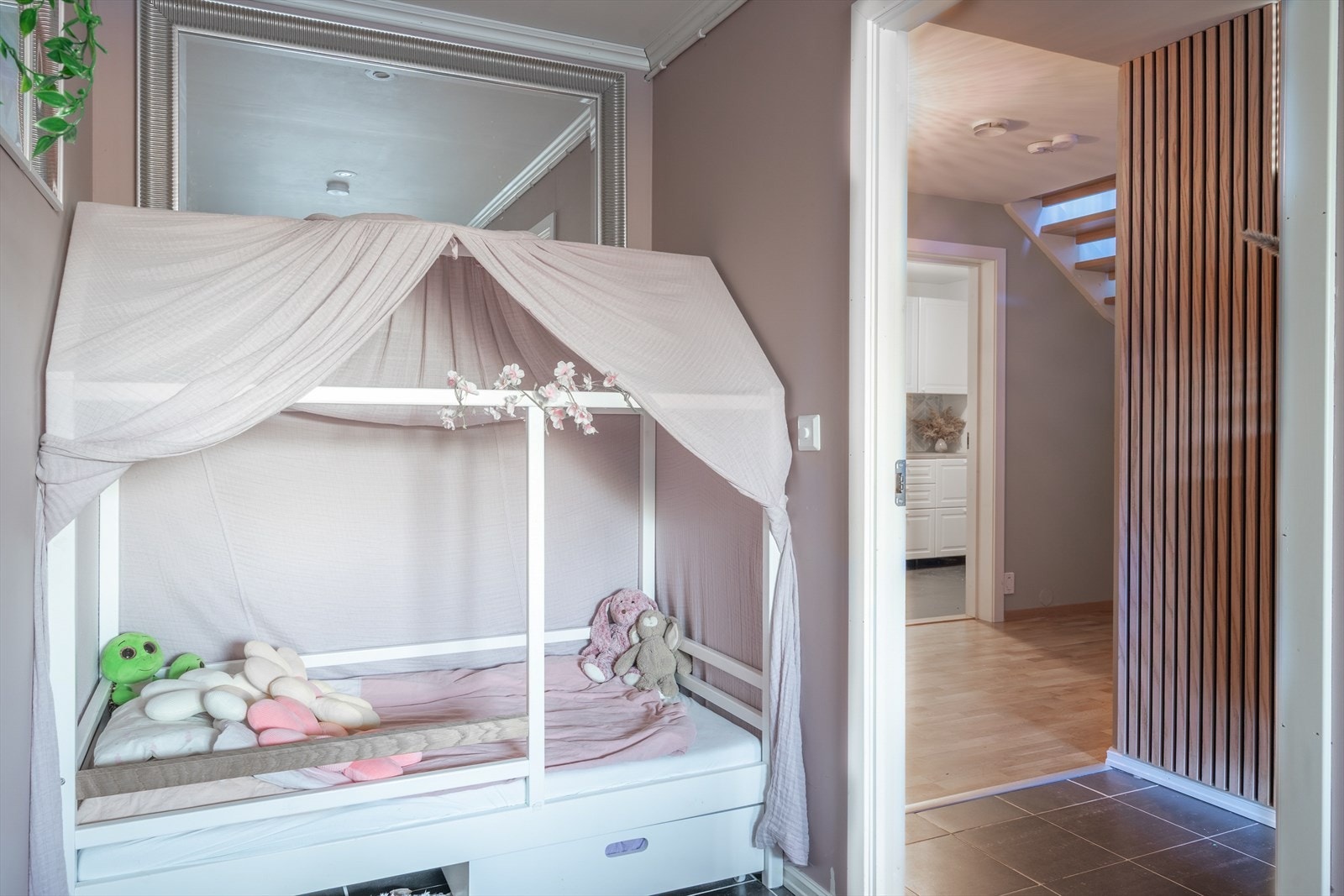 Soverom 1 har flislagt gulv og malte, glatte flater. Det er god plass til seng og oppbevaring. Galleribilde