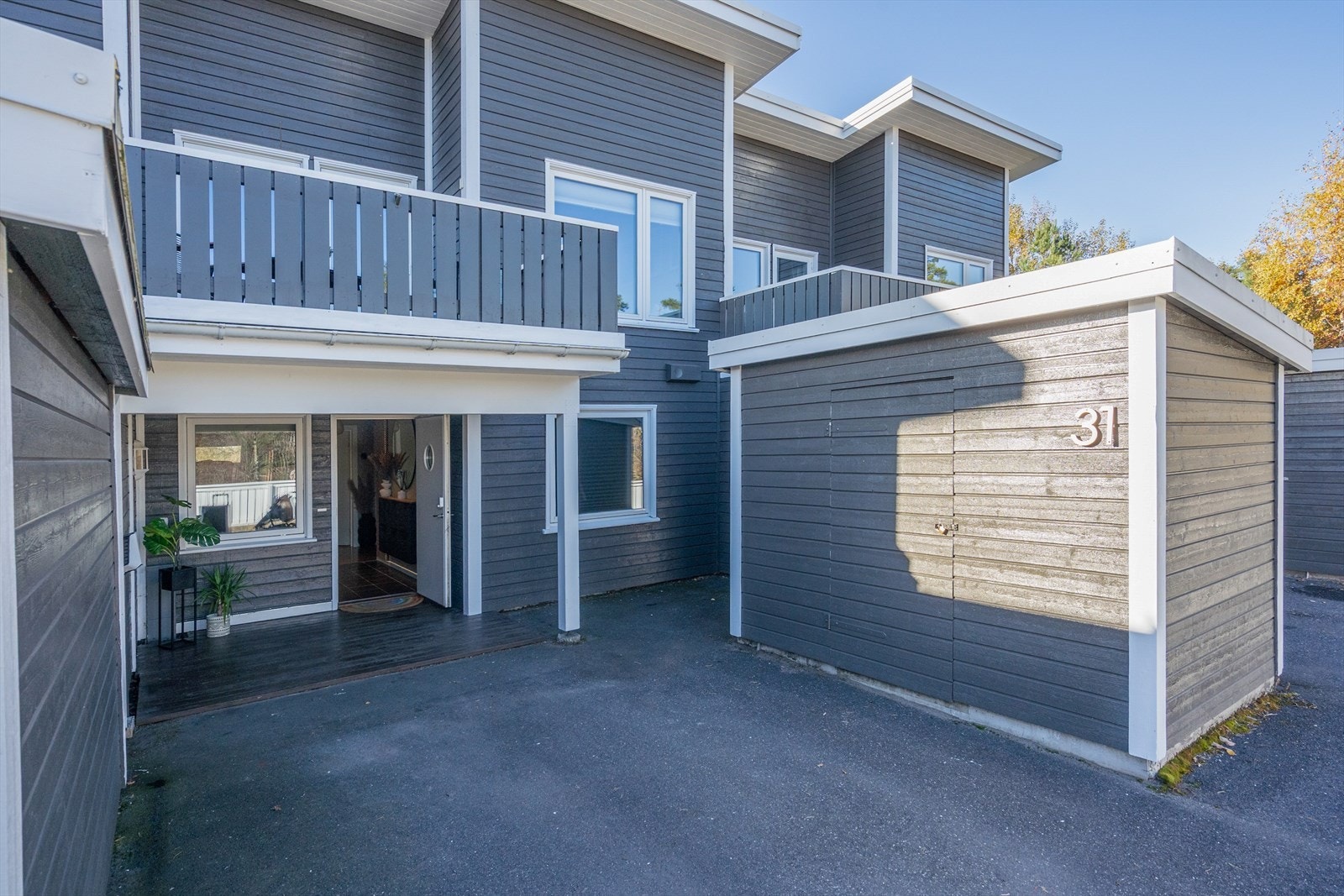 Det er parkeringsplass til en bil ved inngangen med mulighet for montering av el-bil lader. I tillegg har du en fin utebod med god lagringsplass. Galleribilde