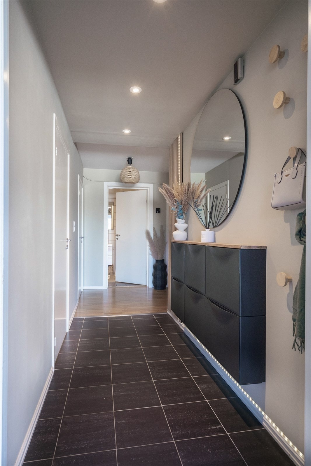 Flislagt entré med varmekabler i gulv og plass til både sko- og yttertøy. Galleribilde