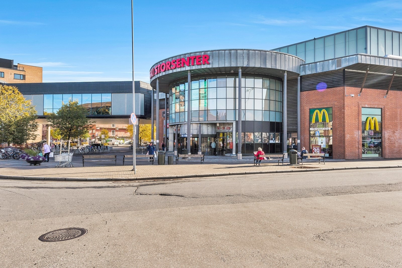 Ski storsenter har hele 145 butikker og spisesteder, kinosenter, bowlinghall og helsetorg. Galleribilde