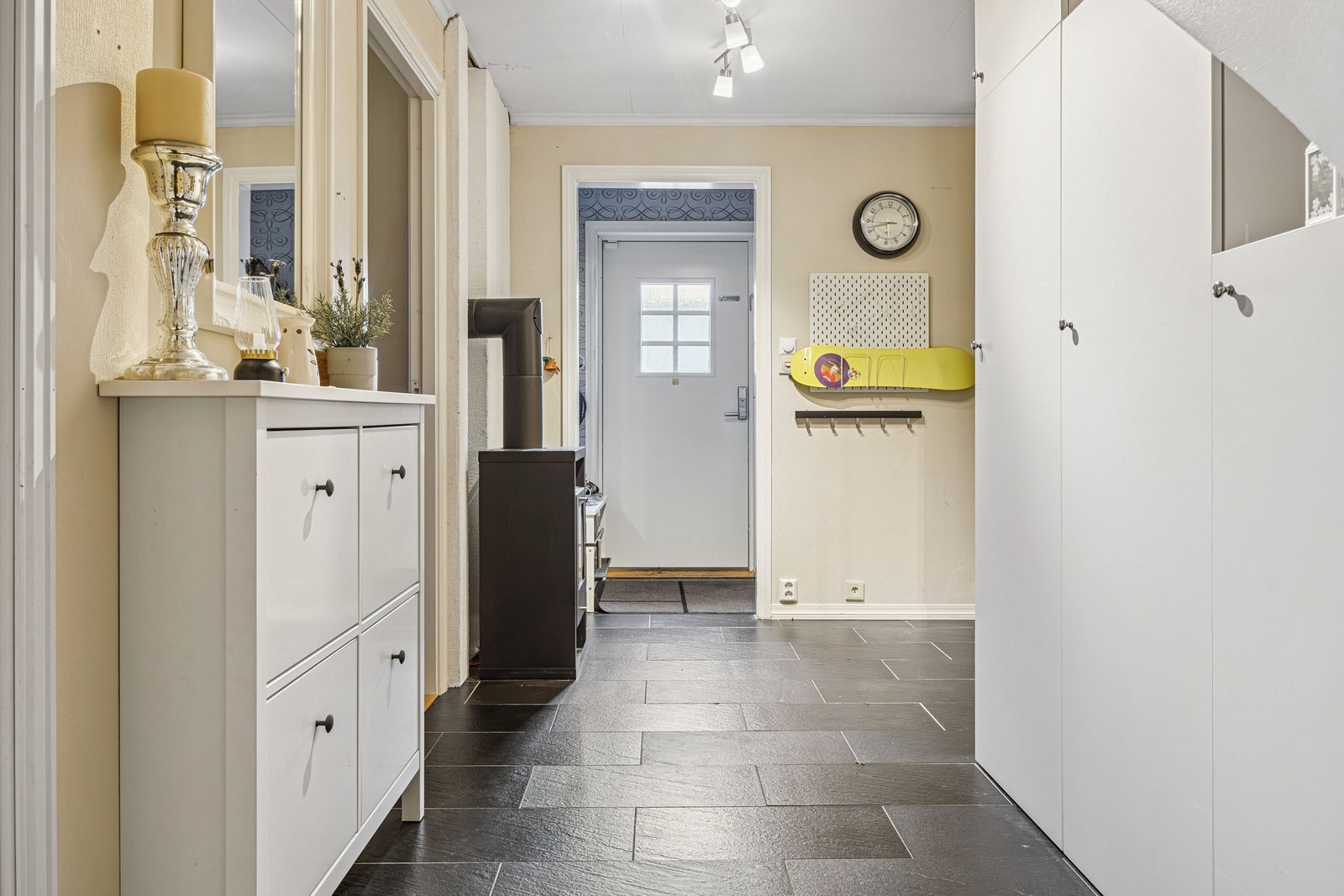 Idlsted er plassert praktisk i første etasje slik at varmen fordeler seg jevnlig gjennom hele boligen. Galleribilde