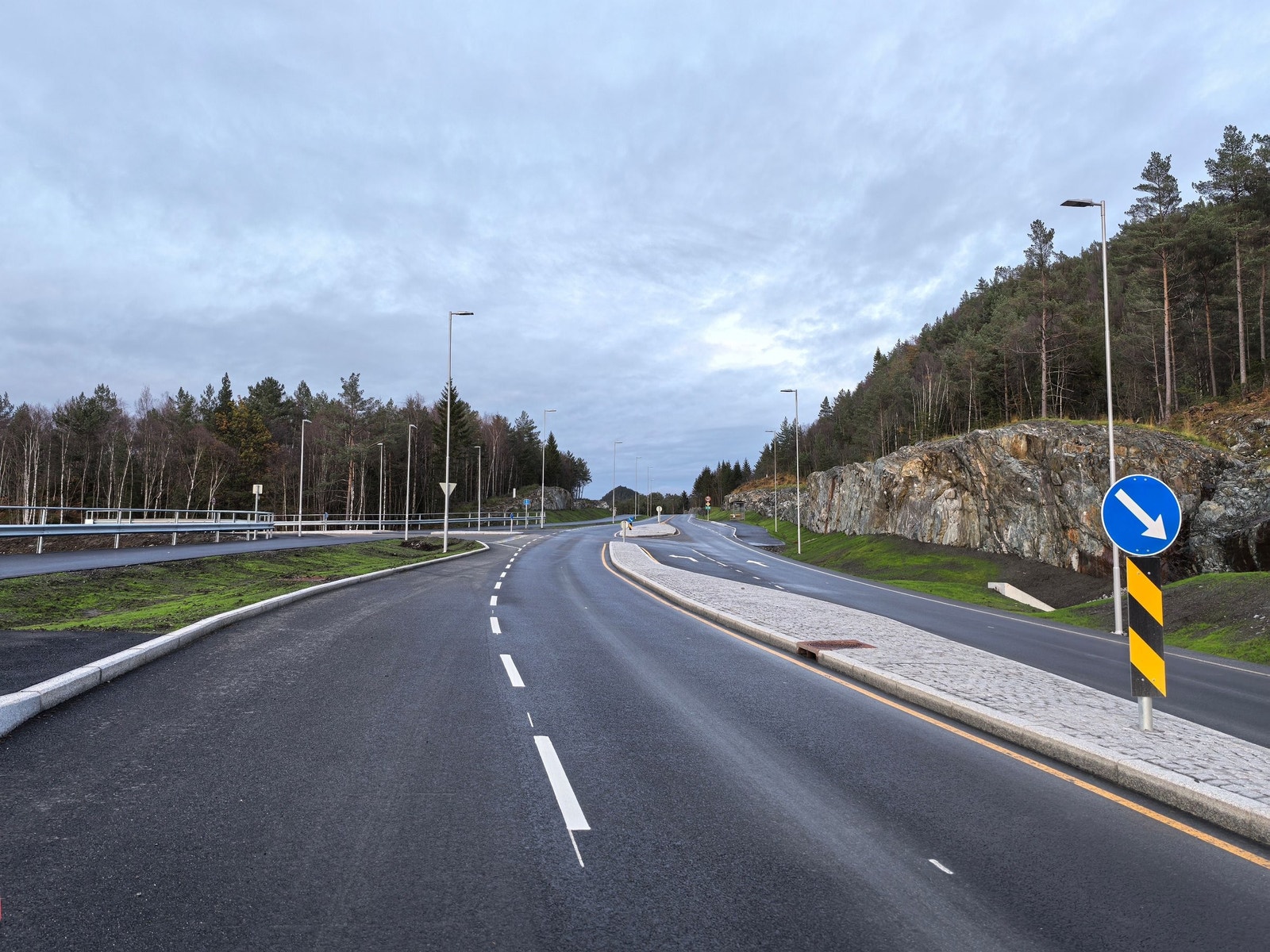 Ny vei går rett fra motorvei til nabolaget. Galleribilde